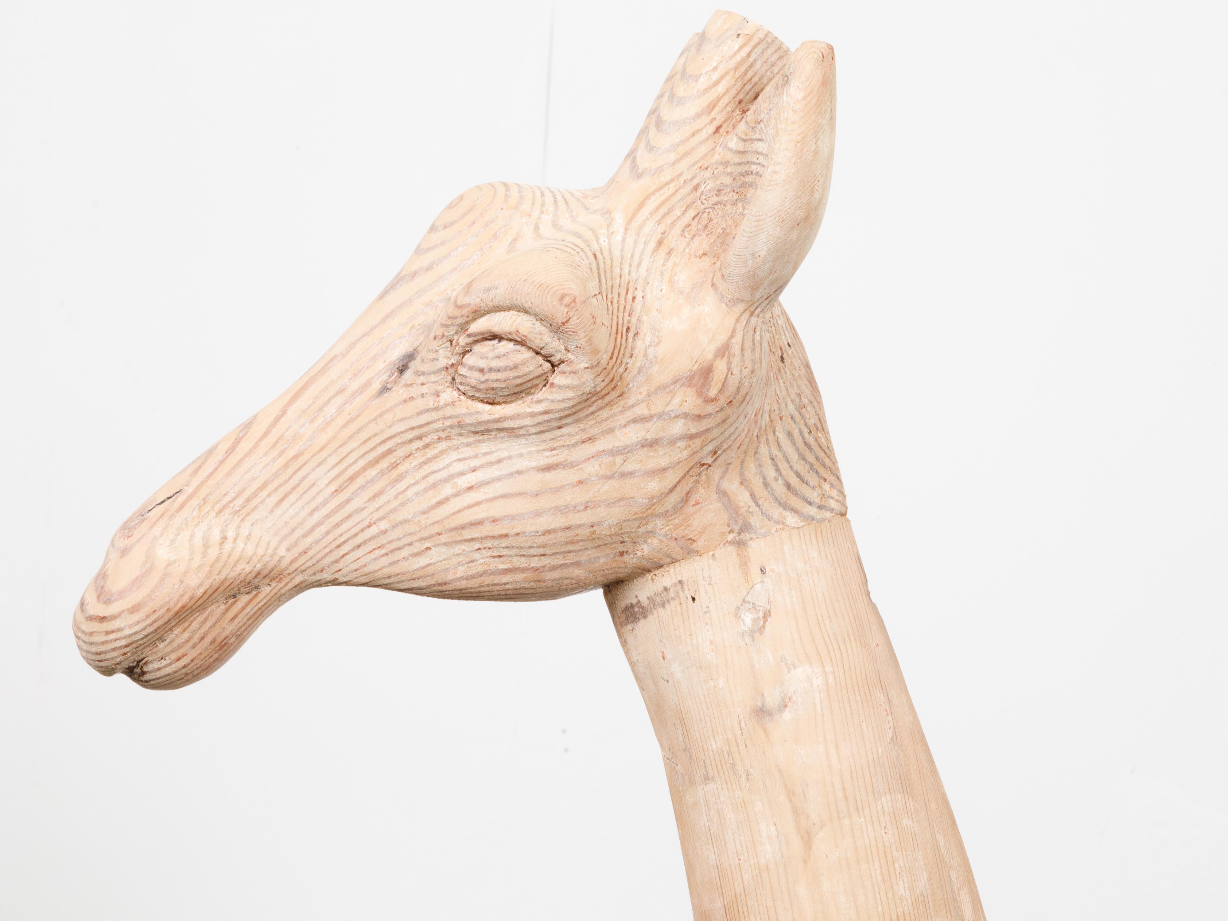 Mitte des Jahrhunderts amerikanische geschnitzte hölzerne Giraffe Skulptur mit natürlicher Oberfläche im Angebot 8