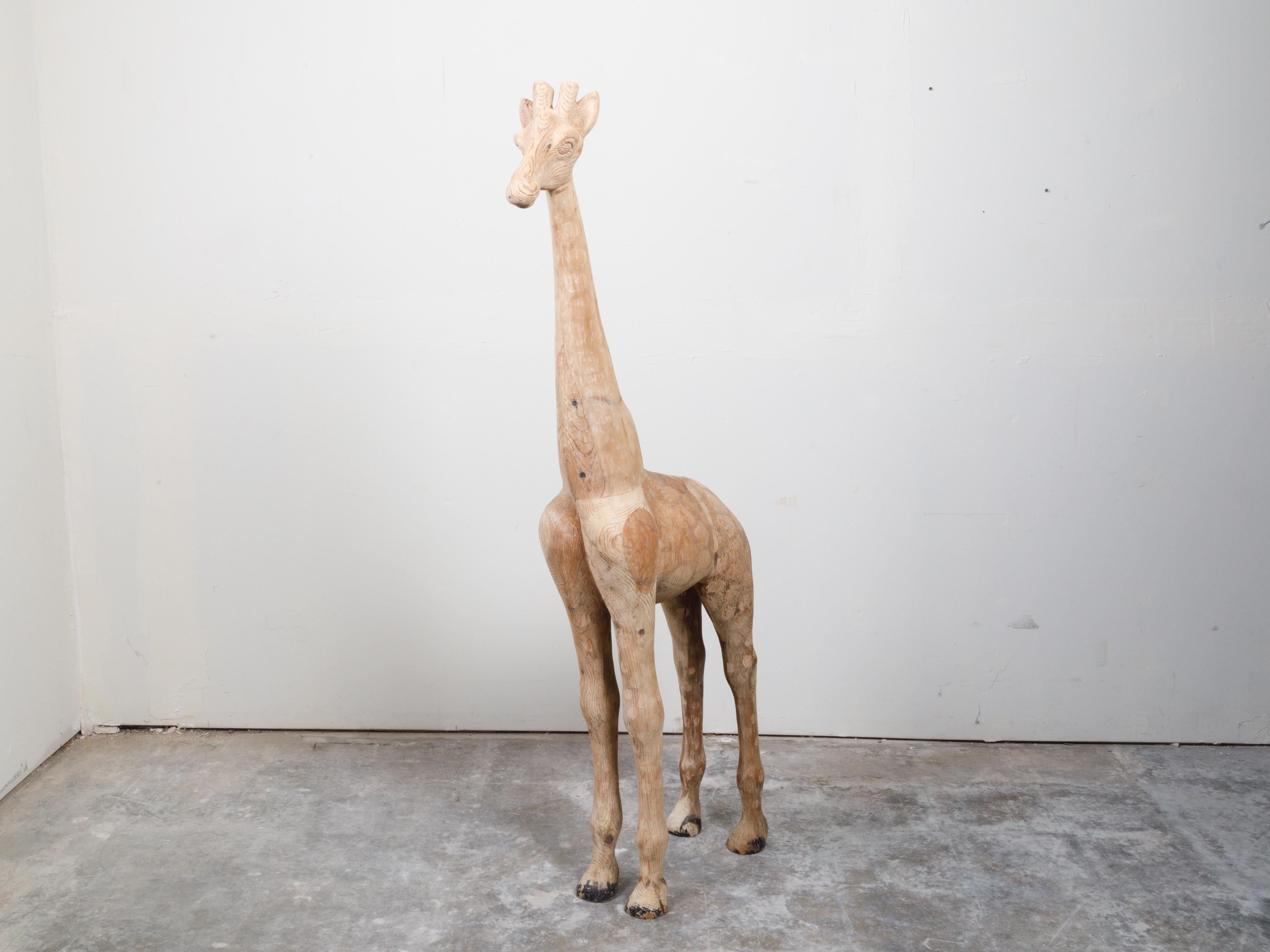Mitte des Jahrhunderts amerikanische geschnitzte hölzerne Giraffe Skulptur mit natürlicher Oberfläche im Angebot 9