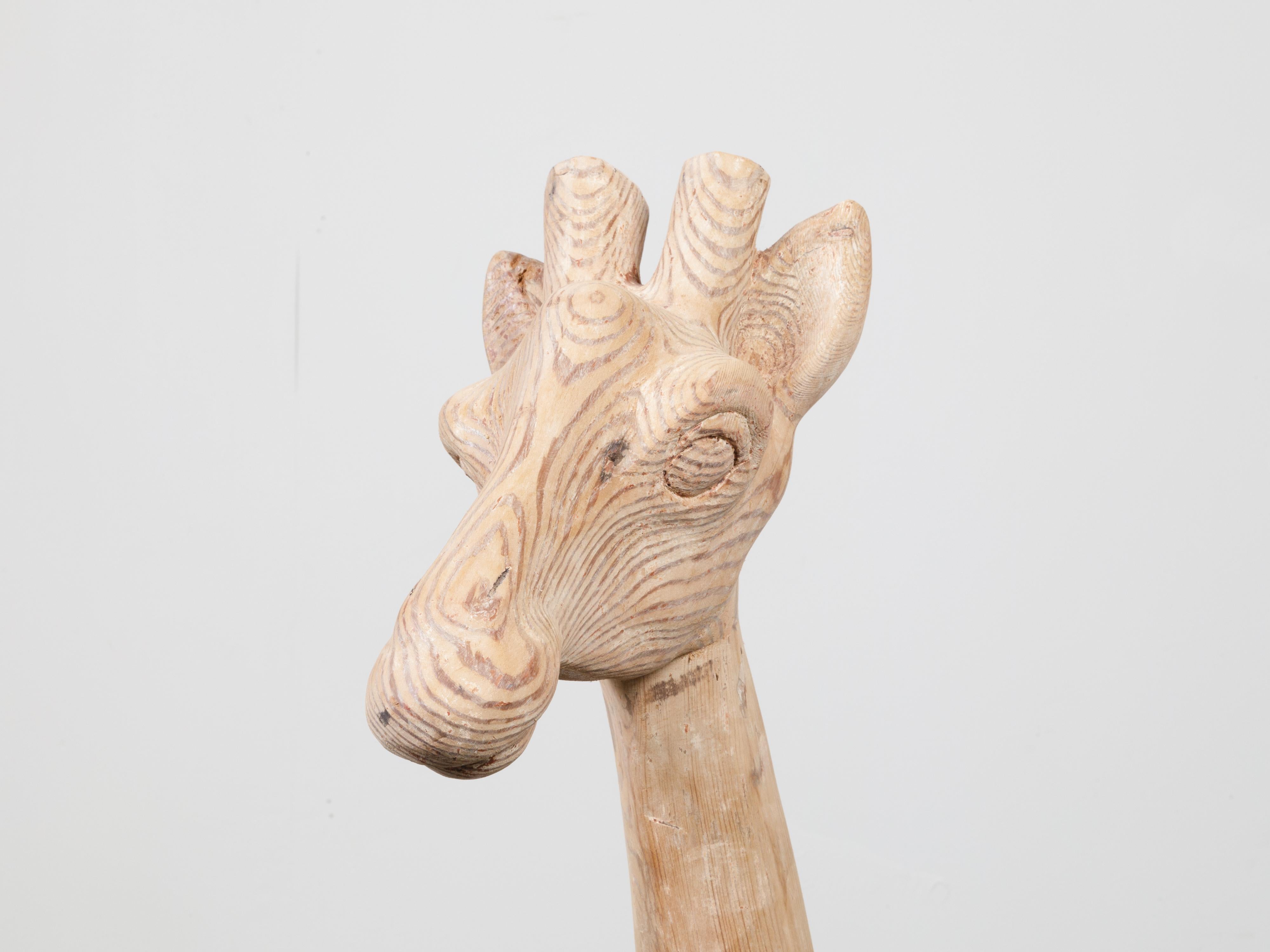 Sculpture de girafe américaine du milieu du siècle dernier en bois sculpté avec finition naturelle en vente 9