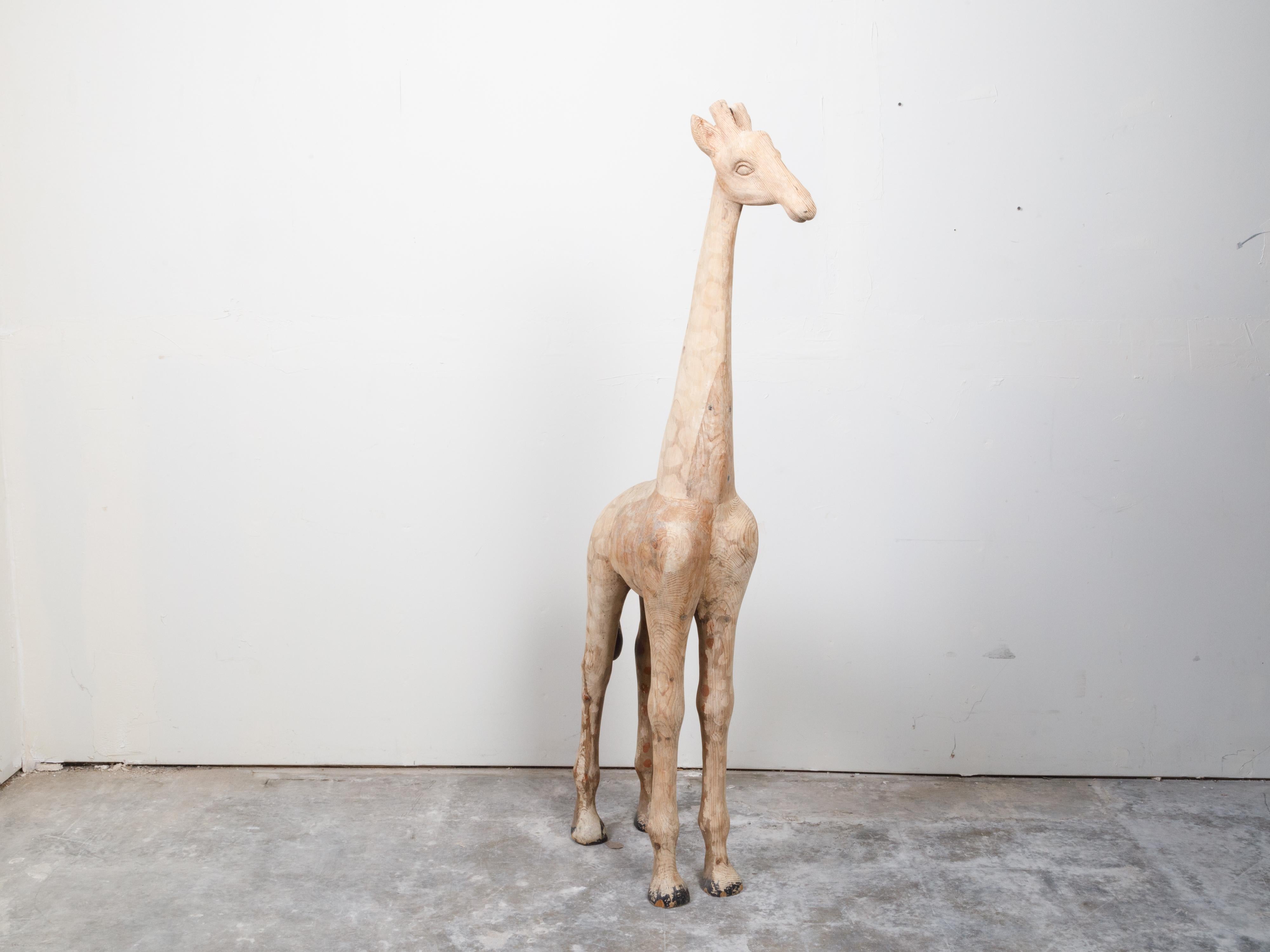 Mitte des Jahrhunderts amerikanische geschnitzte hölzerne Giraffe Skulptur mit natürlicher Oberfläche (Handgeschnitzt) im Angebot