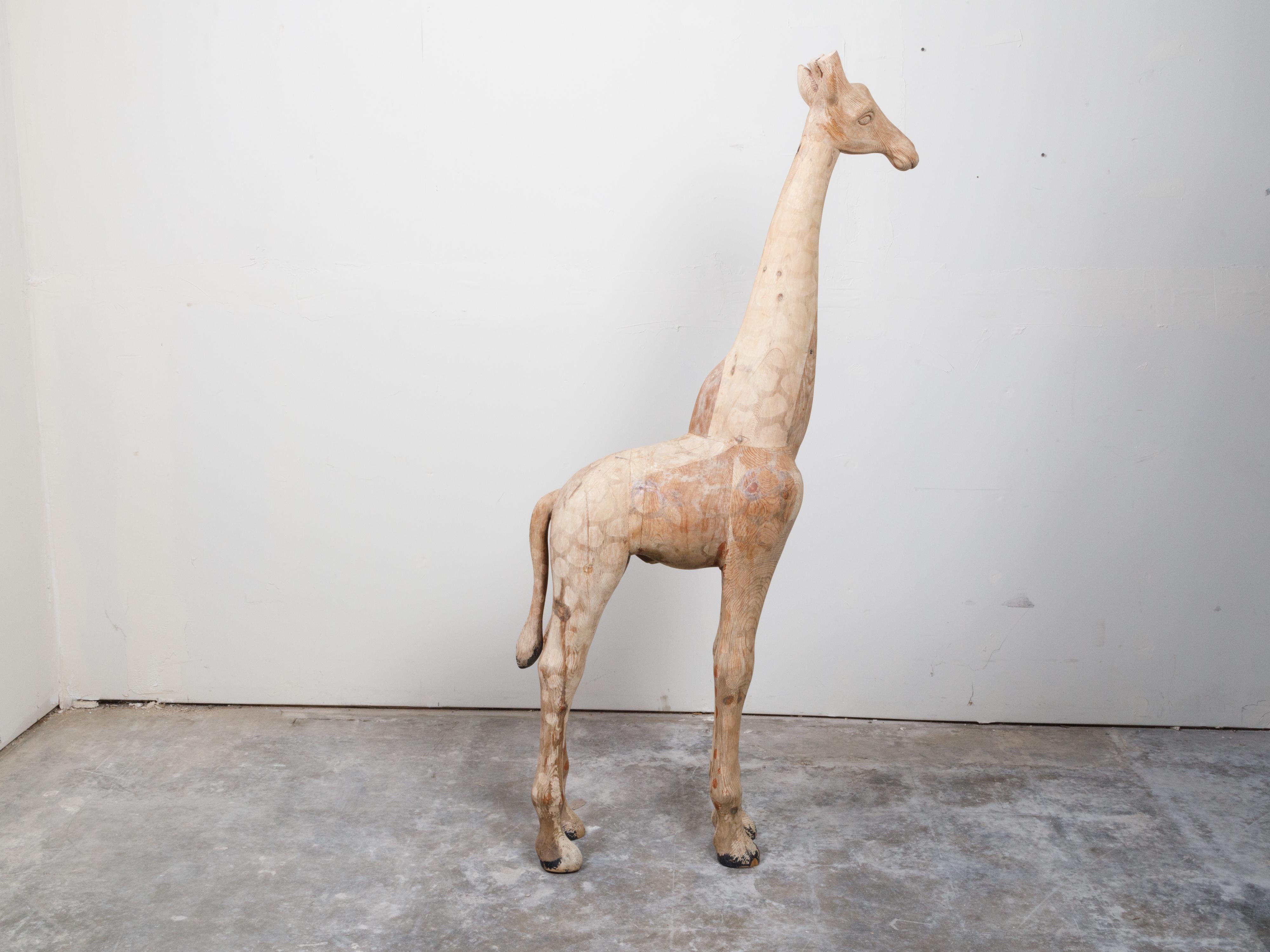 Mitte des Jahrhunderts amerikanische geschnitzte hölzerne Giraffe Skulptur mit natürlicher Oberfläche (20. Jahrhundert) im Angebot