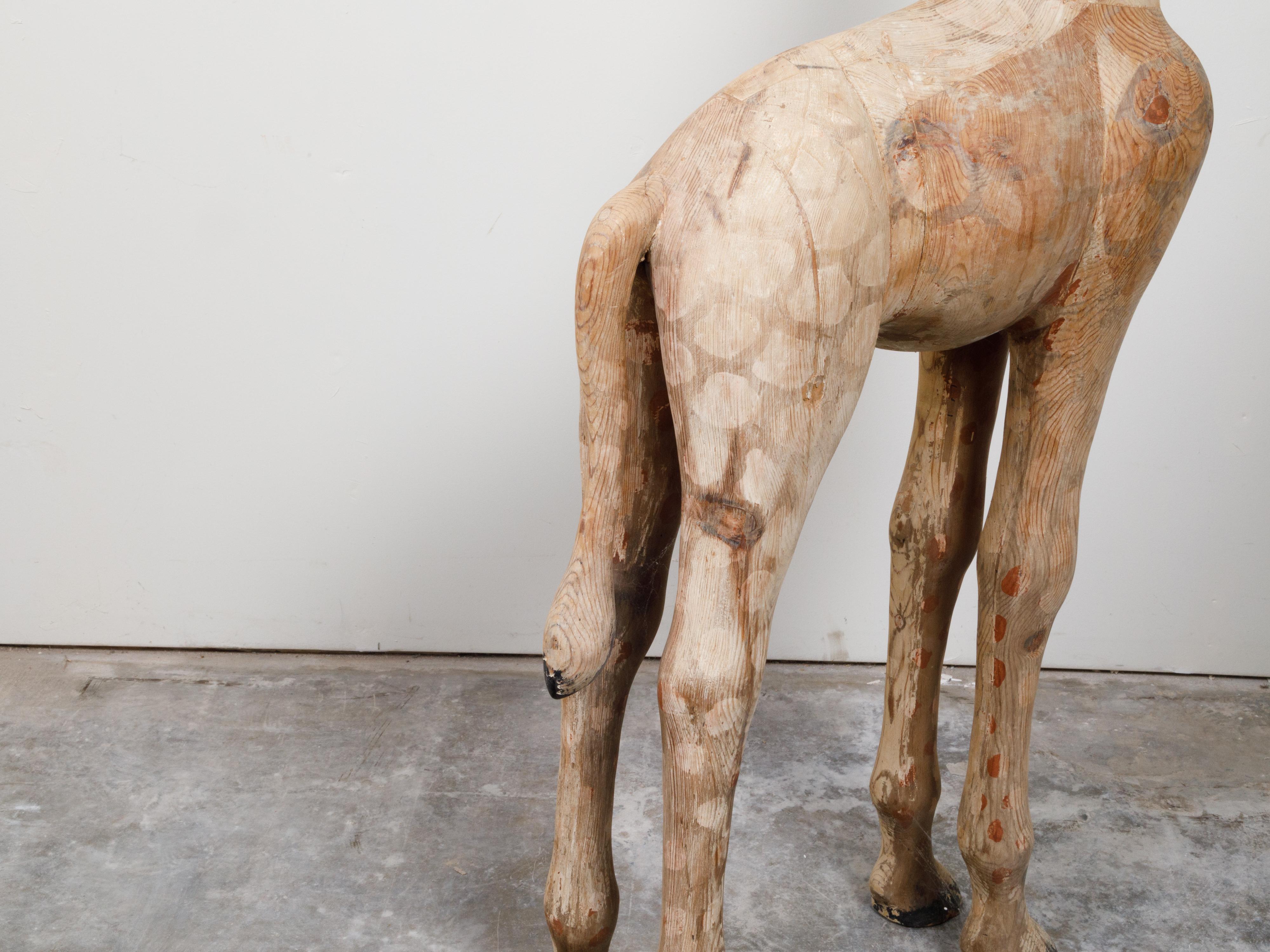 Mitte des Jahrhunderts amerikanische geschnitzte hölzerne Giraffe Skulptur mit natürlicher Oberfläche im Angebot 1