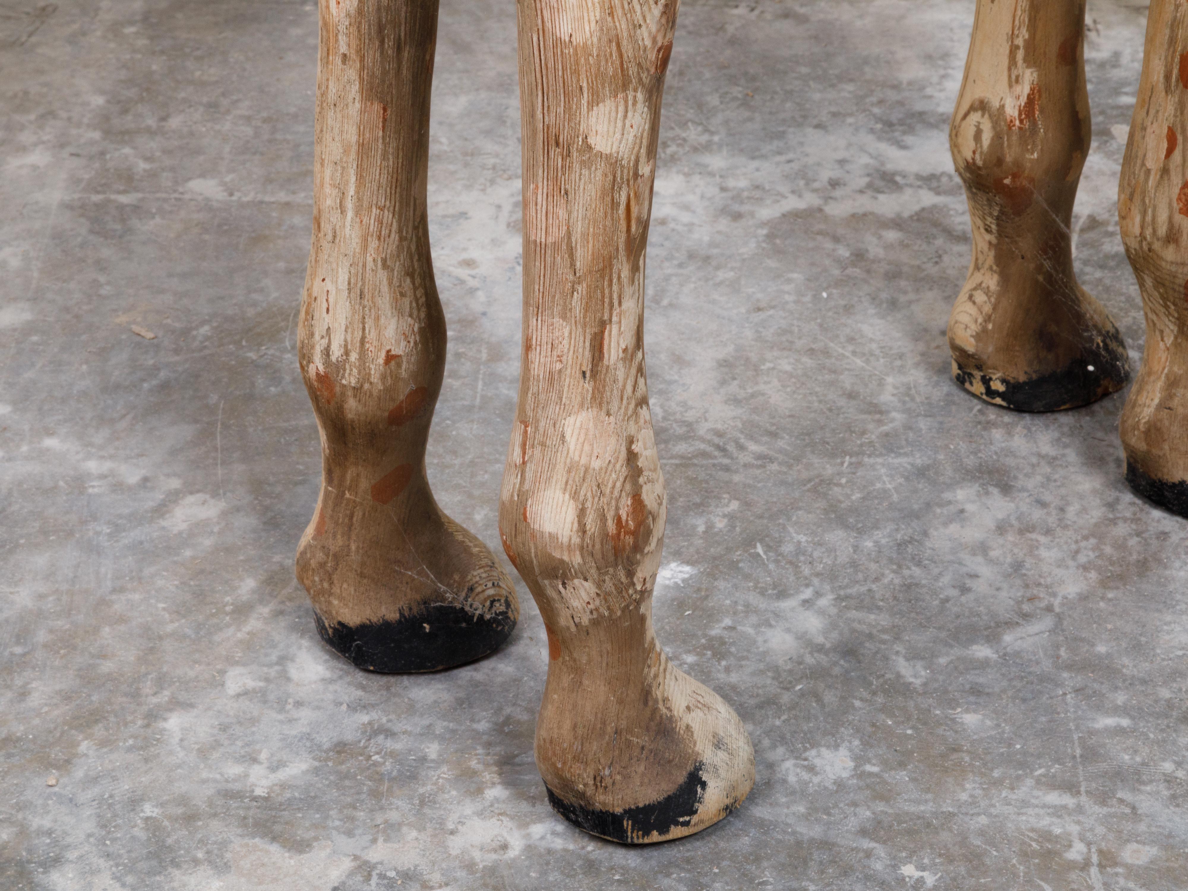 Mitte des Jahrhunderts amerikanische geschnitzte hölzerne Giraffe Skulptur mit natürlicher Oberfläche im Angebot 2
