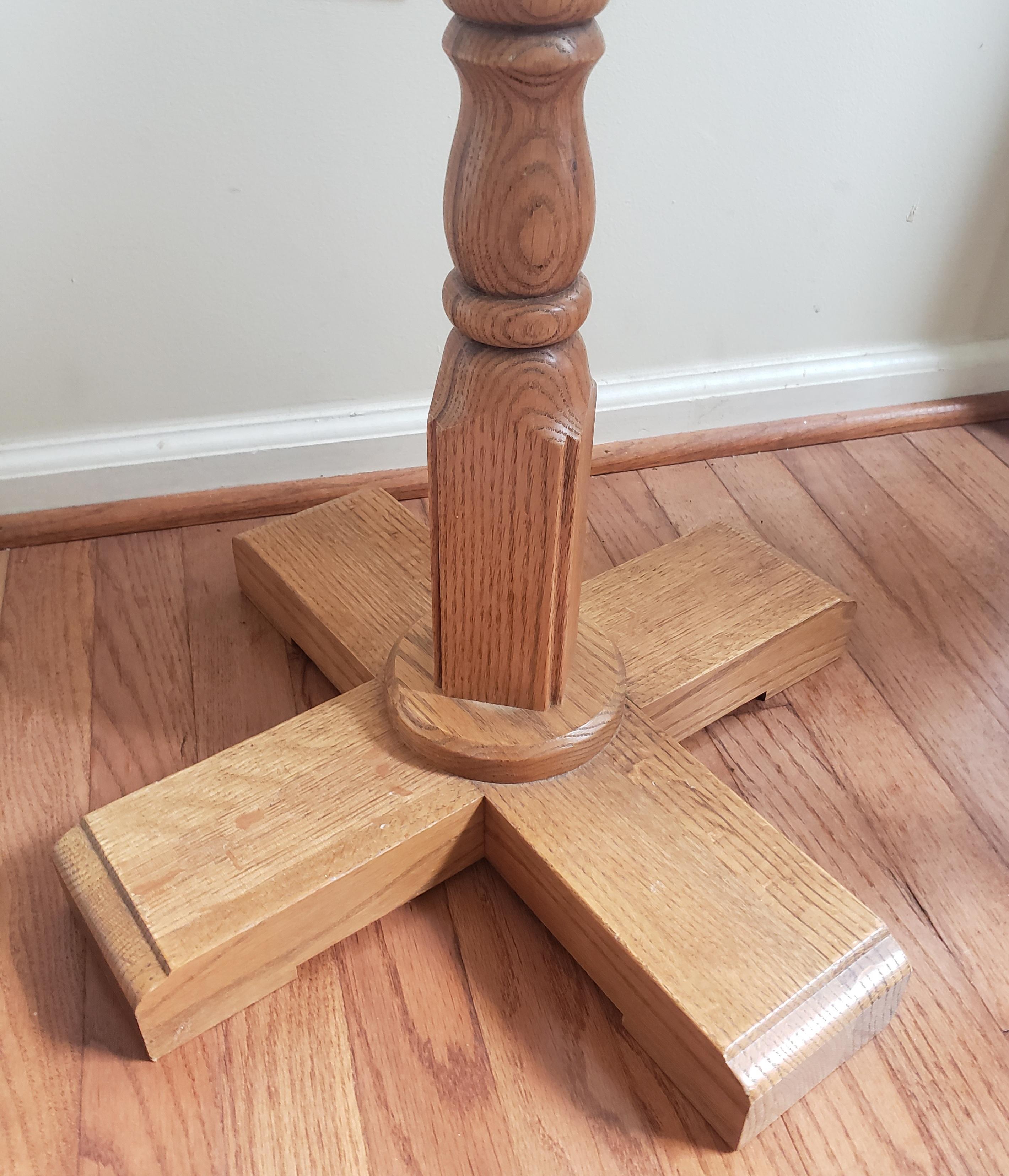 Americano Albero da sala per cappotti e cappelli in Oak Oak Coloniale del Medioevo con ganci in porcellana in vendita