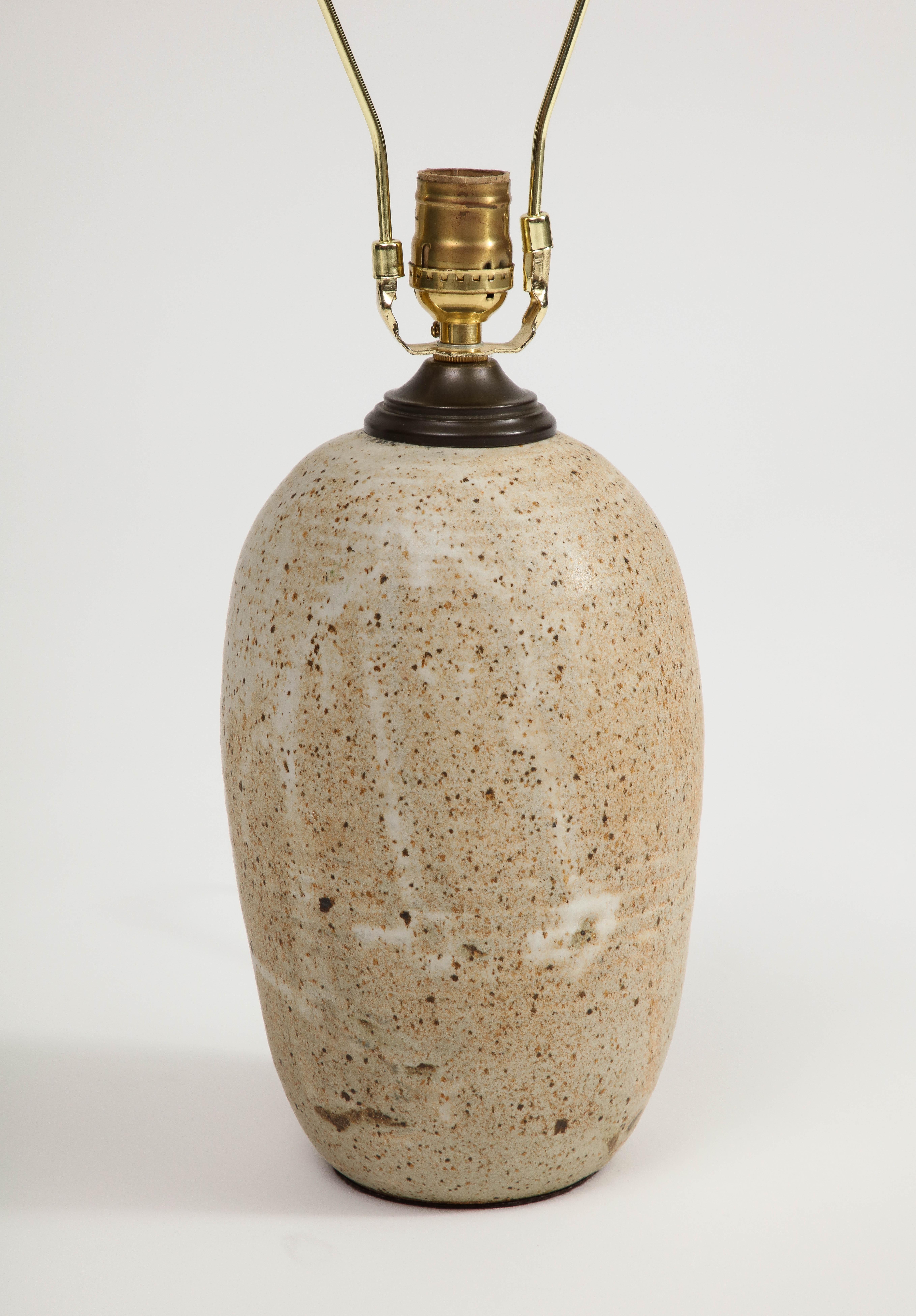 Lampe de table en poterie émaillée américaine du milieu du siècle, vers 1960. Émail naturel avec mouchetures. 
