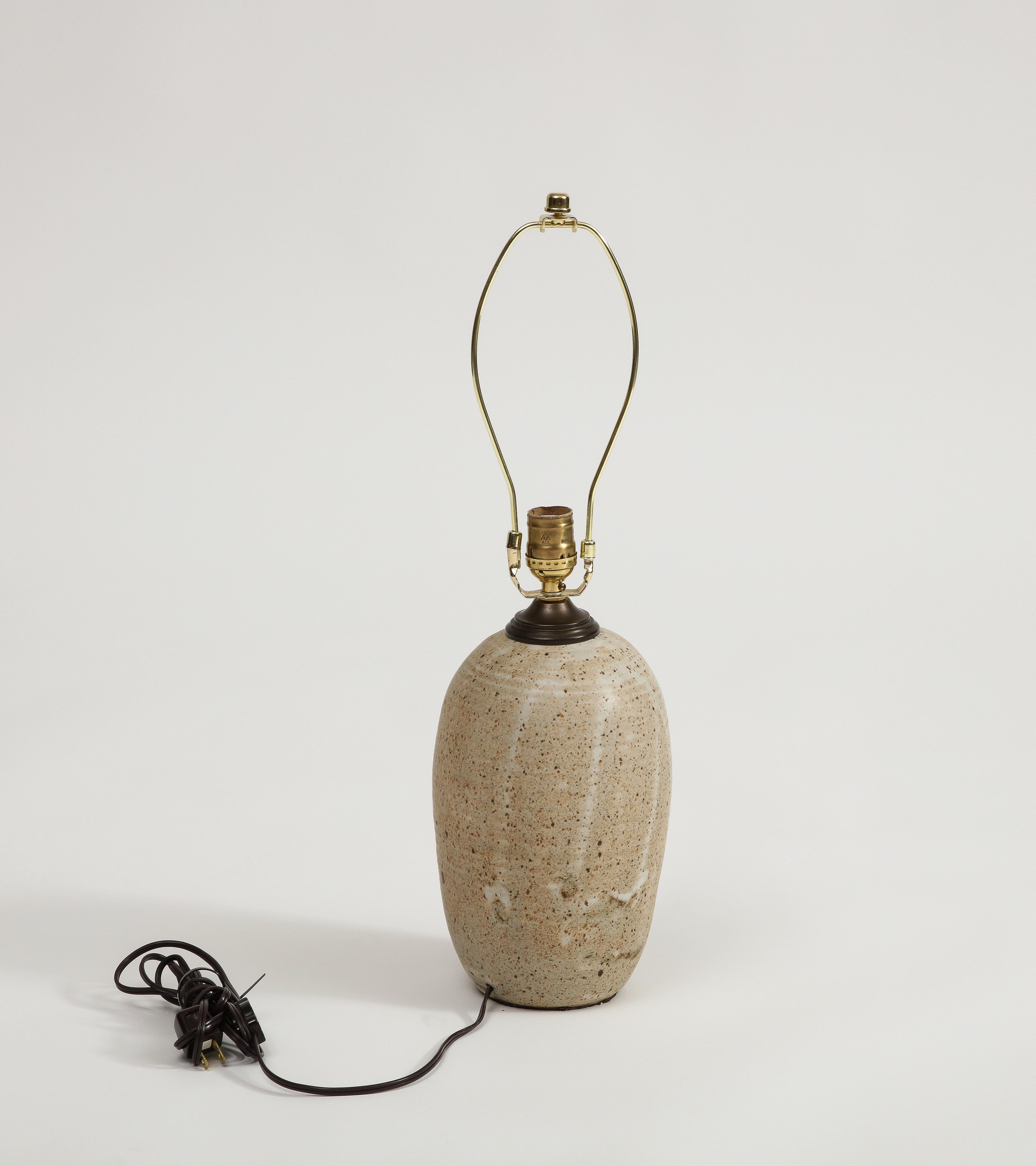Lampe de table en poterie émaillée américaine du milieu du siècle, vers 1960 Bon état - En vente à Chicago, IL