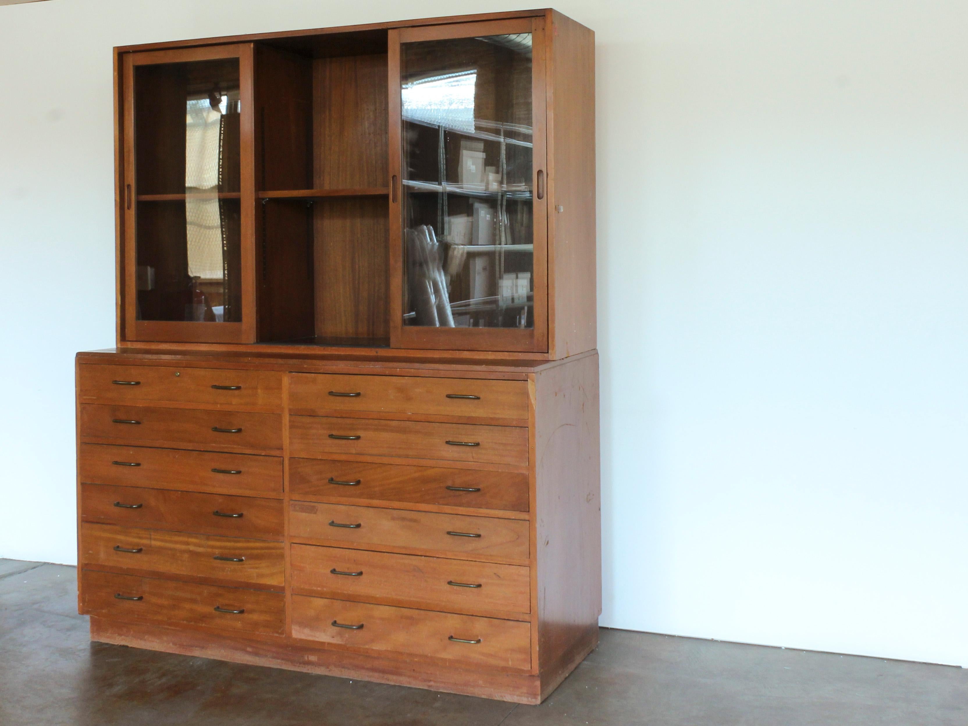 Midcentury American Mahogany Bookcase In Good Condition For Sale In Chicago, IL
