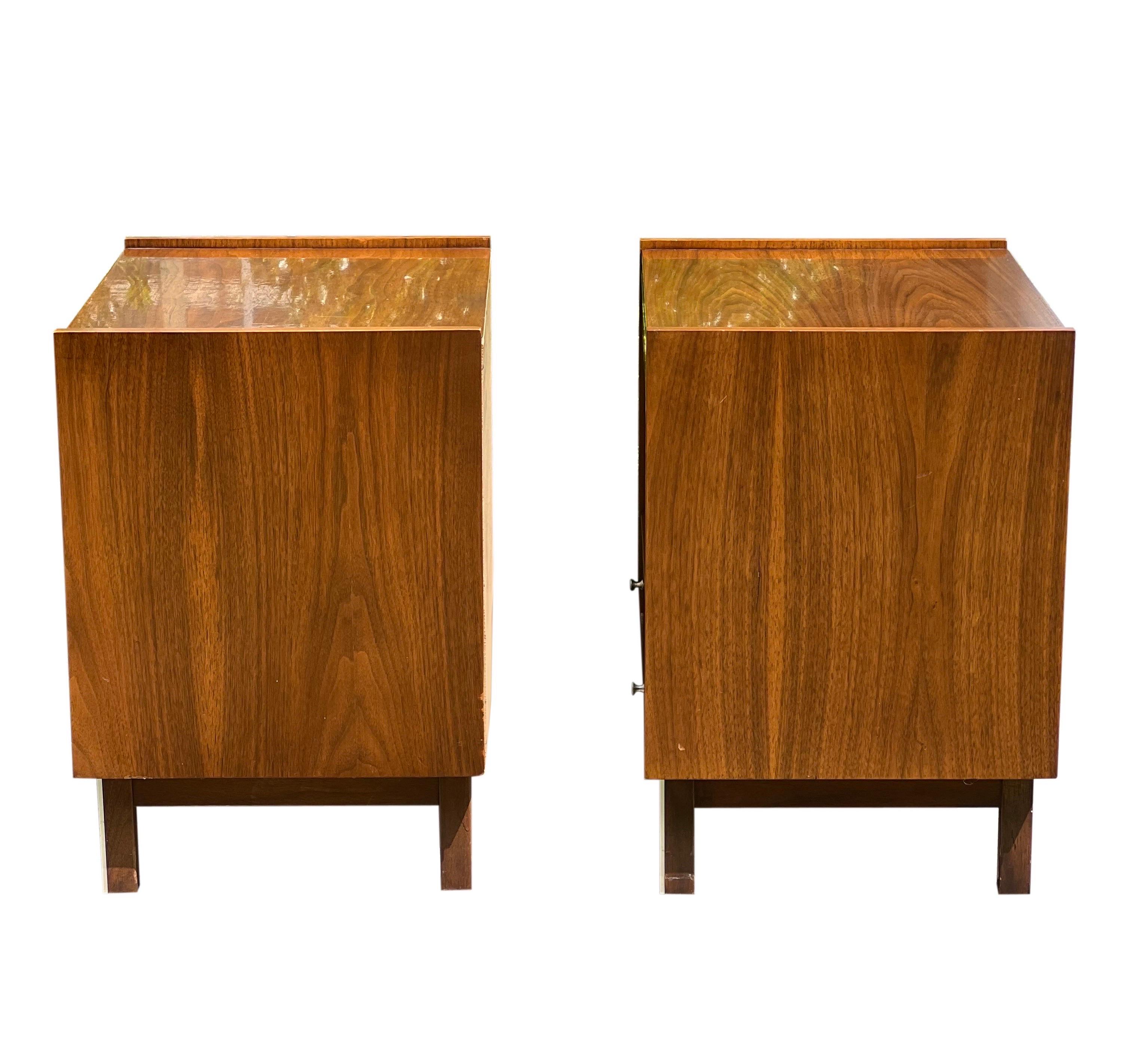 Midcentury American of Martinsville Nightstands, a Pair In Good Condition In Doylestown, PA