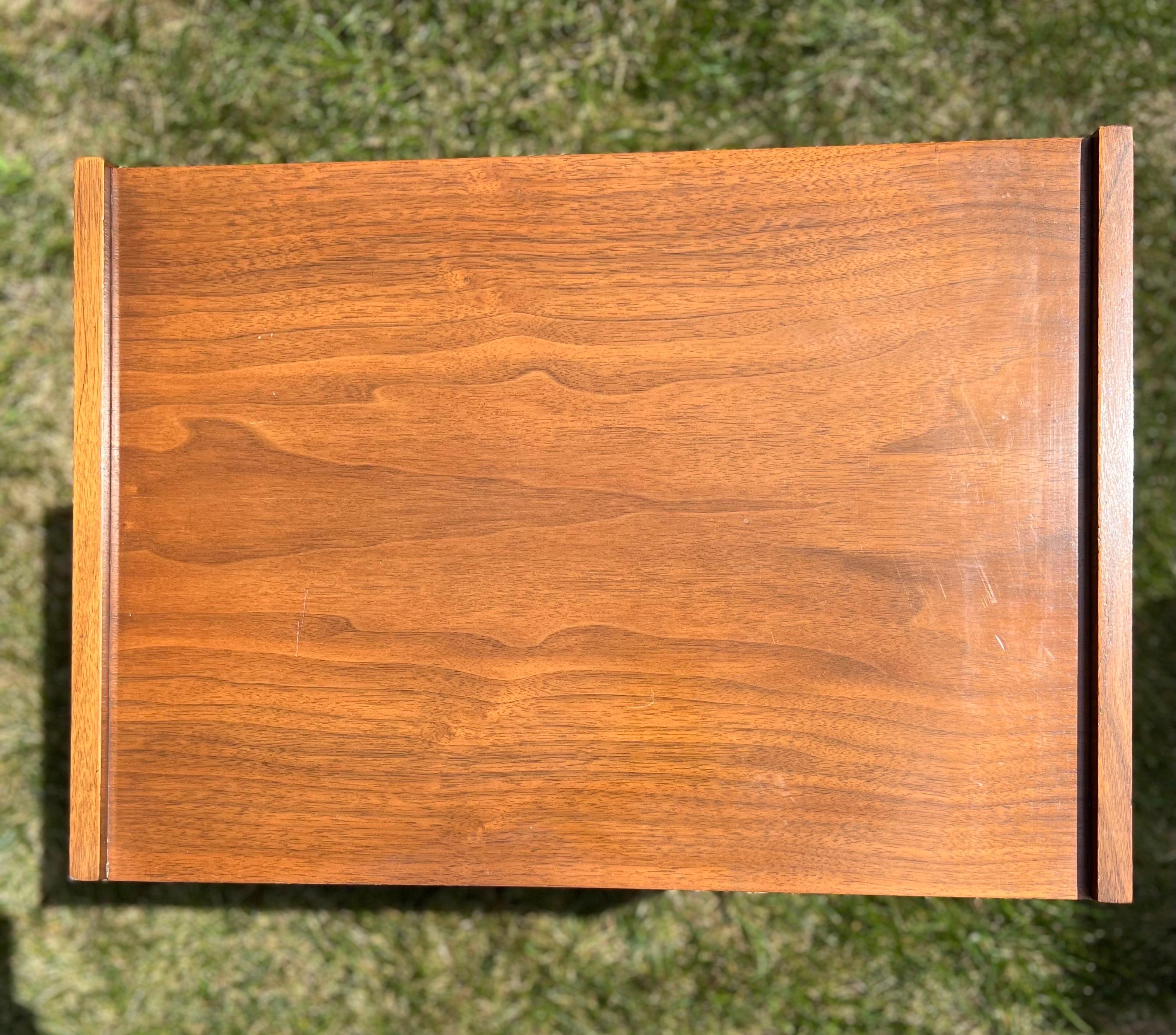Midcentury American of Martinsville Nightstands, a Pair 1