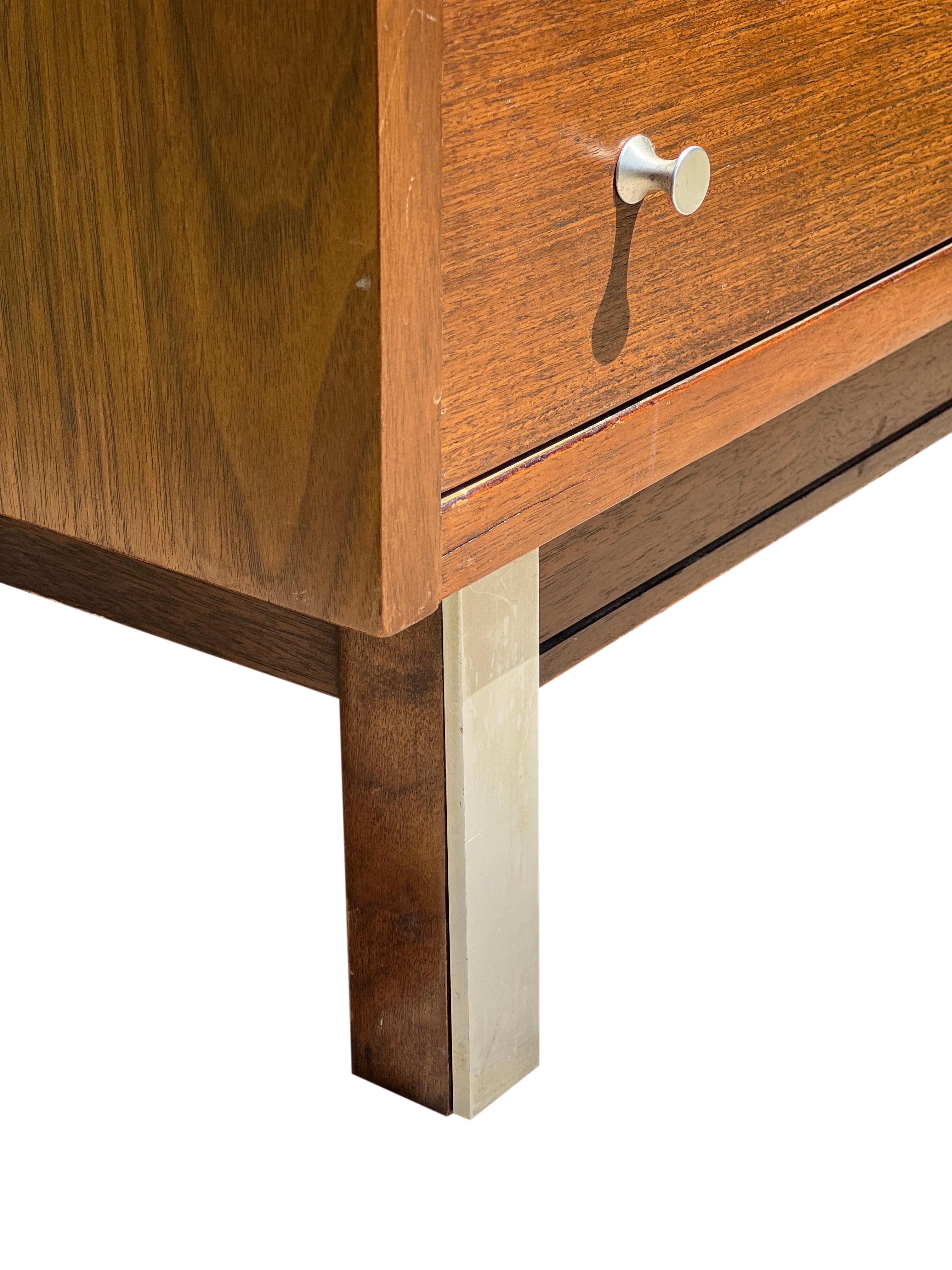 Midcentury American of Martinsville Nightstands, a Pair 2
