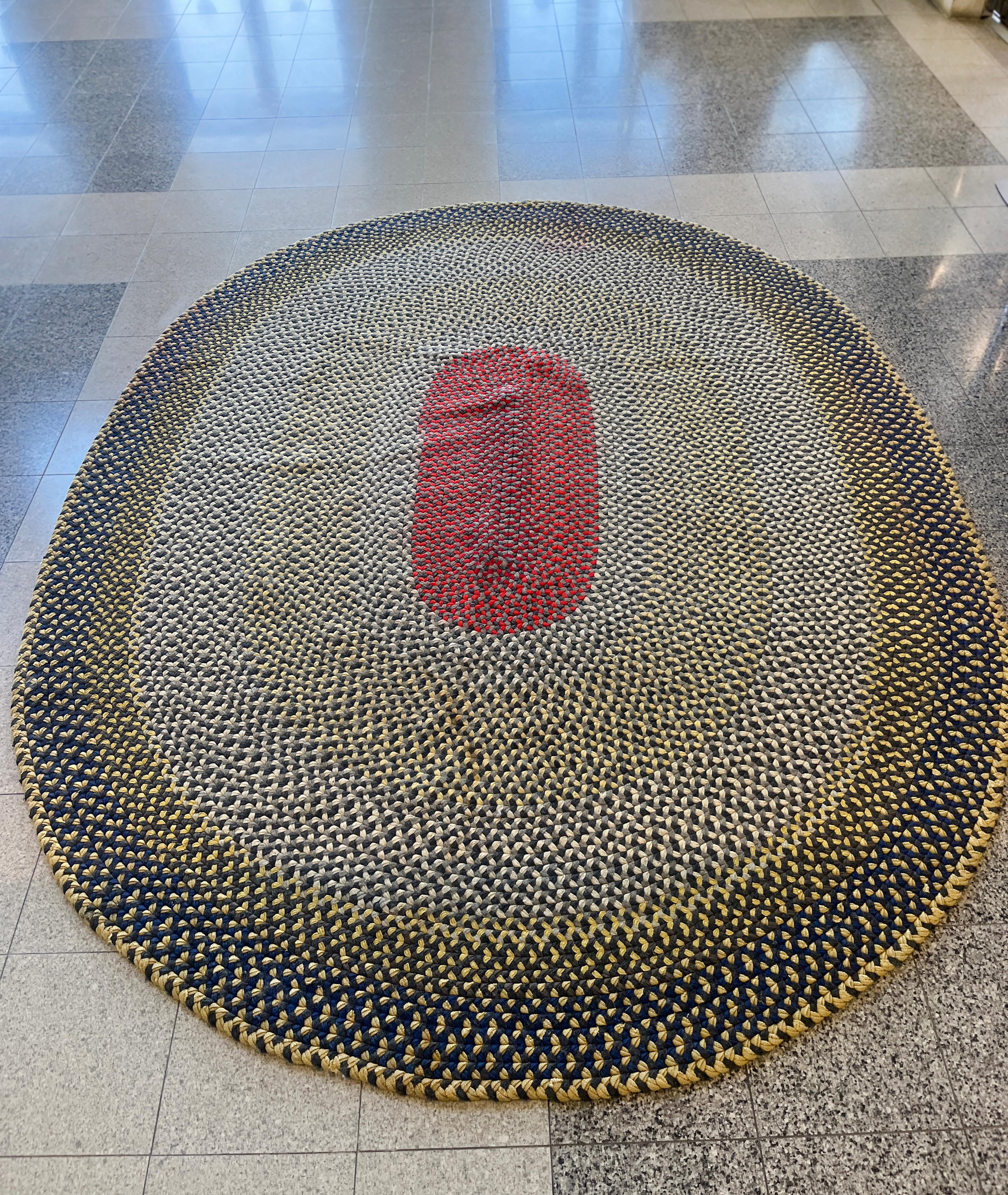 Midcentury American Oval Hooked Rug In Good Condition For Sale In New York, NY