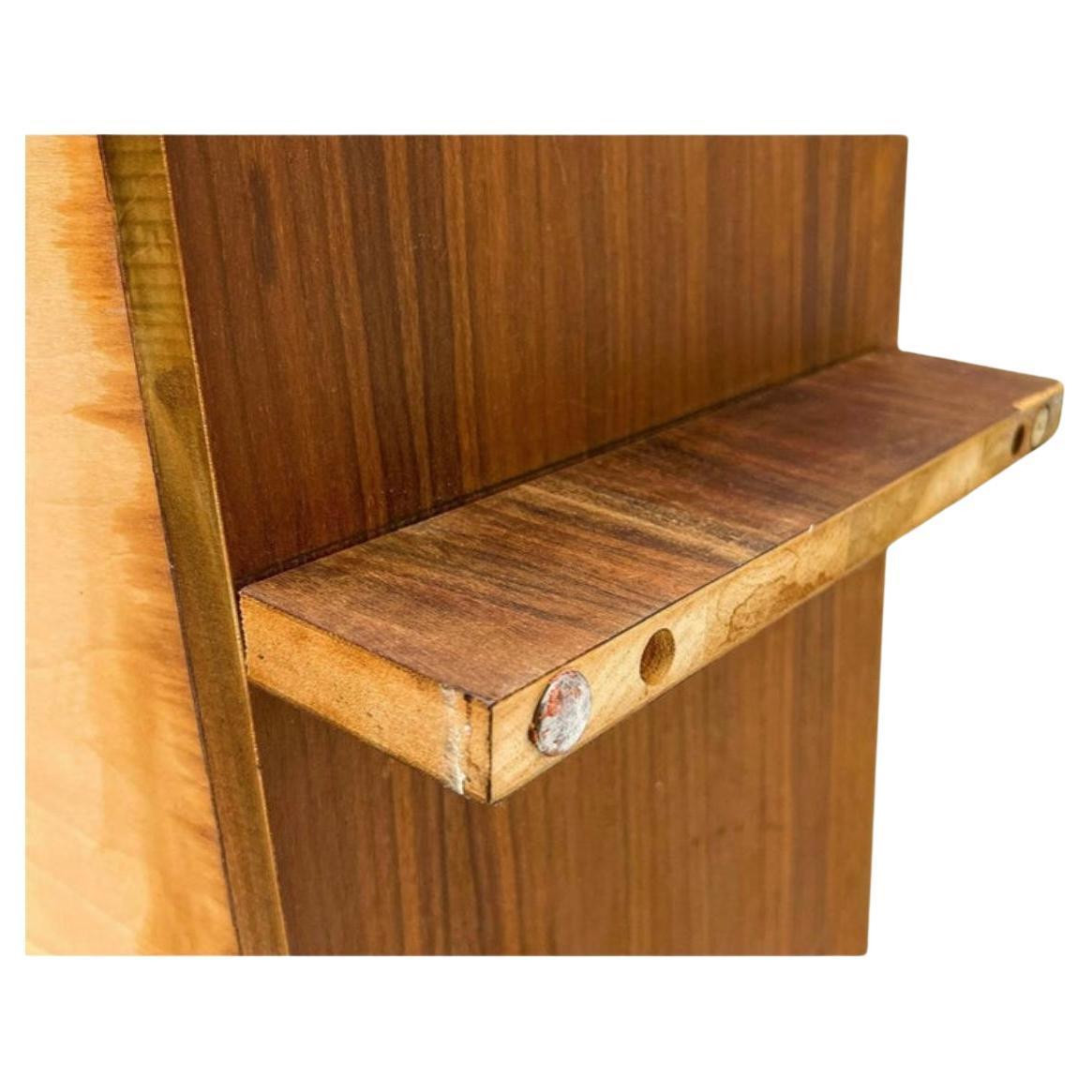 Libreria a 6 ripiani in noce di metà secolo dello Studio A Richard Artschwager con ripiani regolabili. Buone condizioni vintage con bellissime venature del legno di noce. Ha 2 gambe orizzontali in legno che sembrano galleggiare. Pulito all'interno e