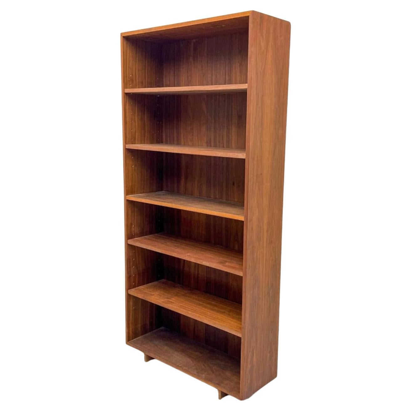 Midcentury American Studio Craft Richard Artschwager Walnut tall bookcase (bibliothèque haute en noyer) en vente