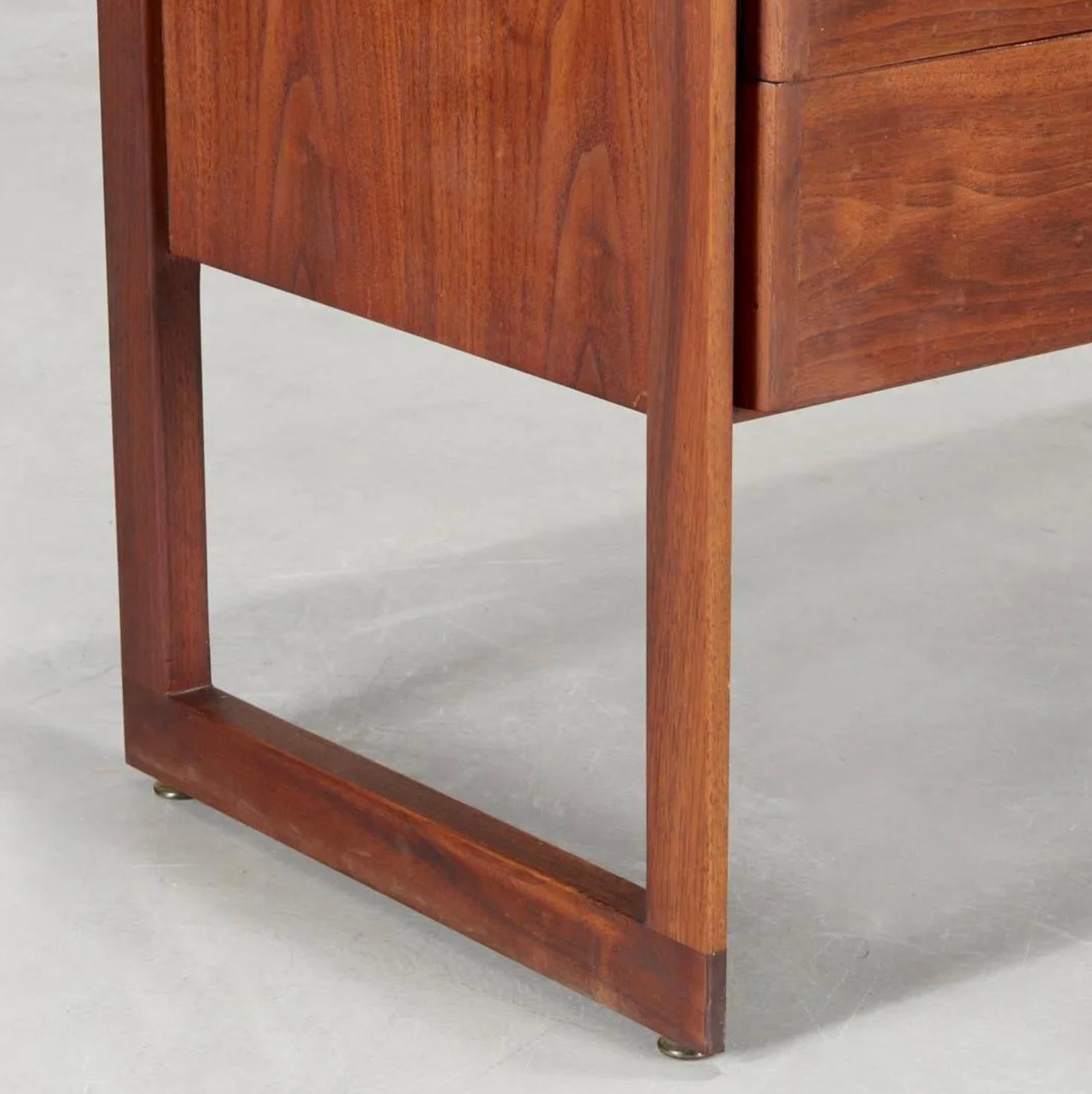 Mid-Century moderno Comò a 8 cassetti in noce dello Studio A di Jens Risom del Medioevo americano in vendita