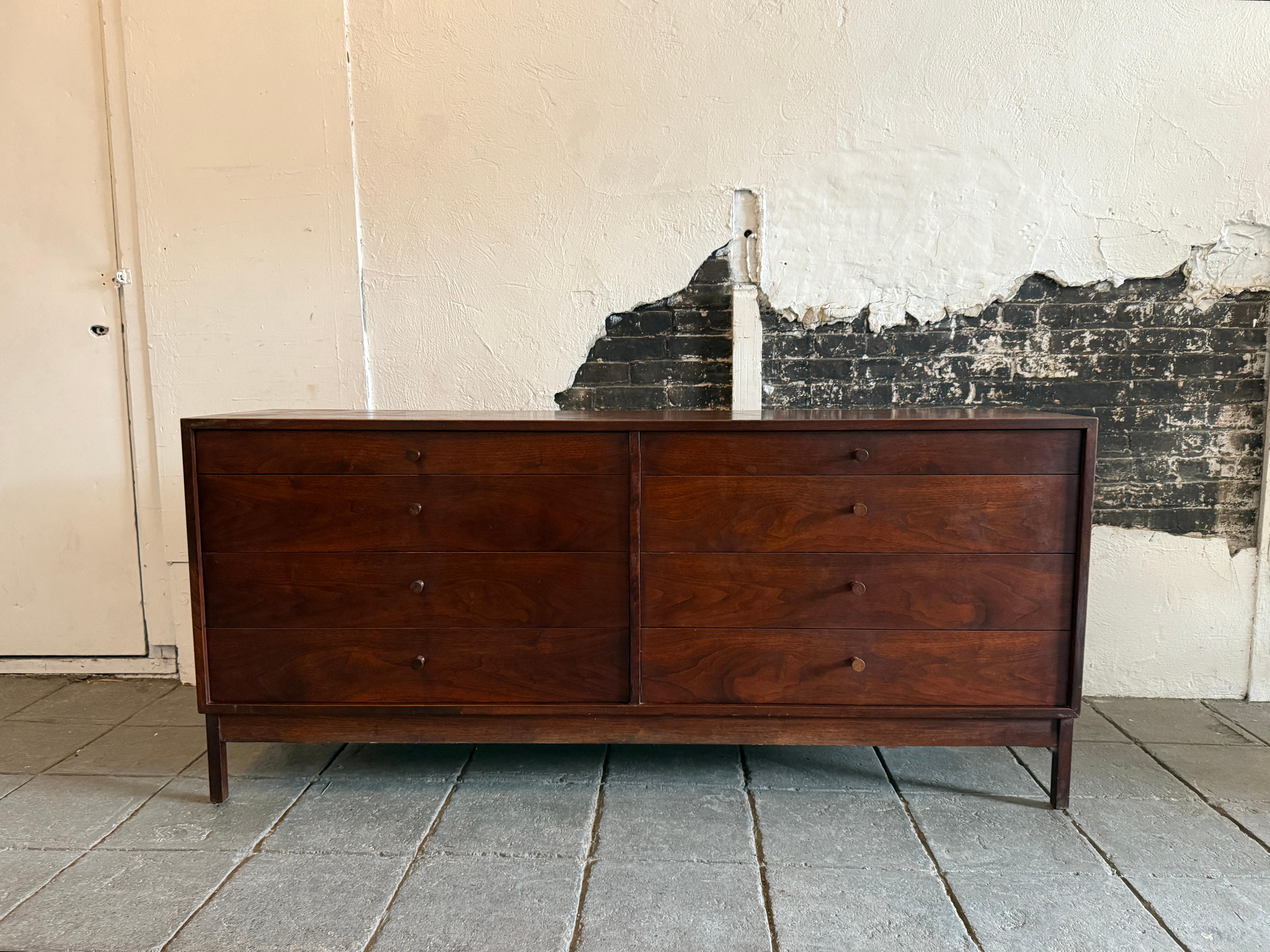 Midcentury American Studio Craft Walnut 8-Drawer Dresser by Richard Artschwager In Good Condition In Brooklyn, NY