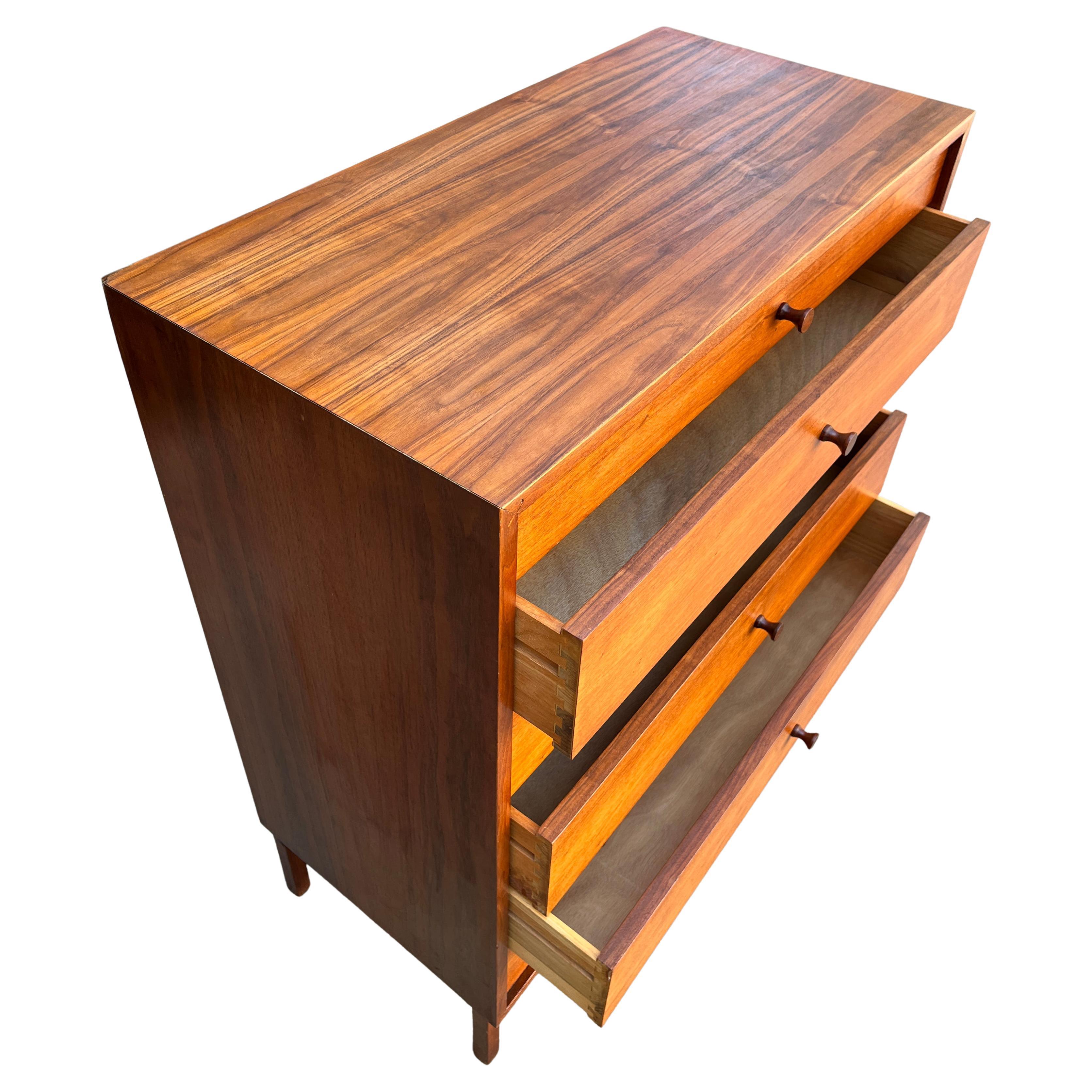 Travail du bois Commode à 6 tiroirs en noyer fabriquée par un studio américain du milieu du siècle dernier en vente