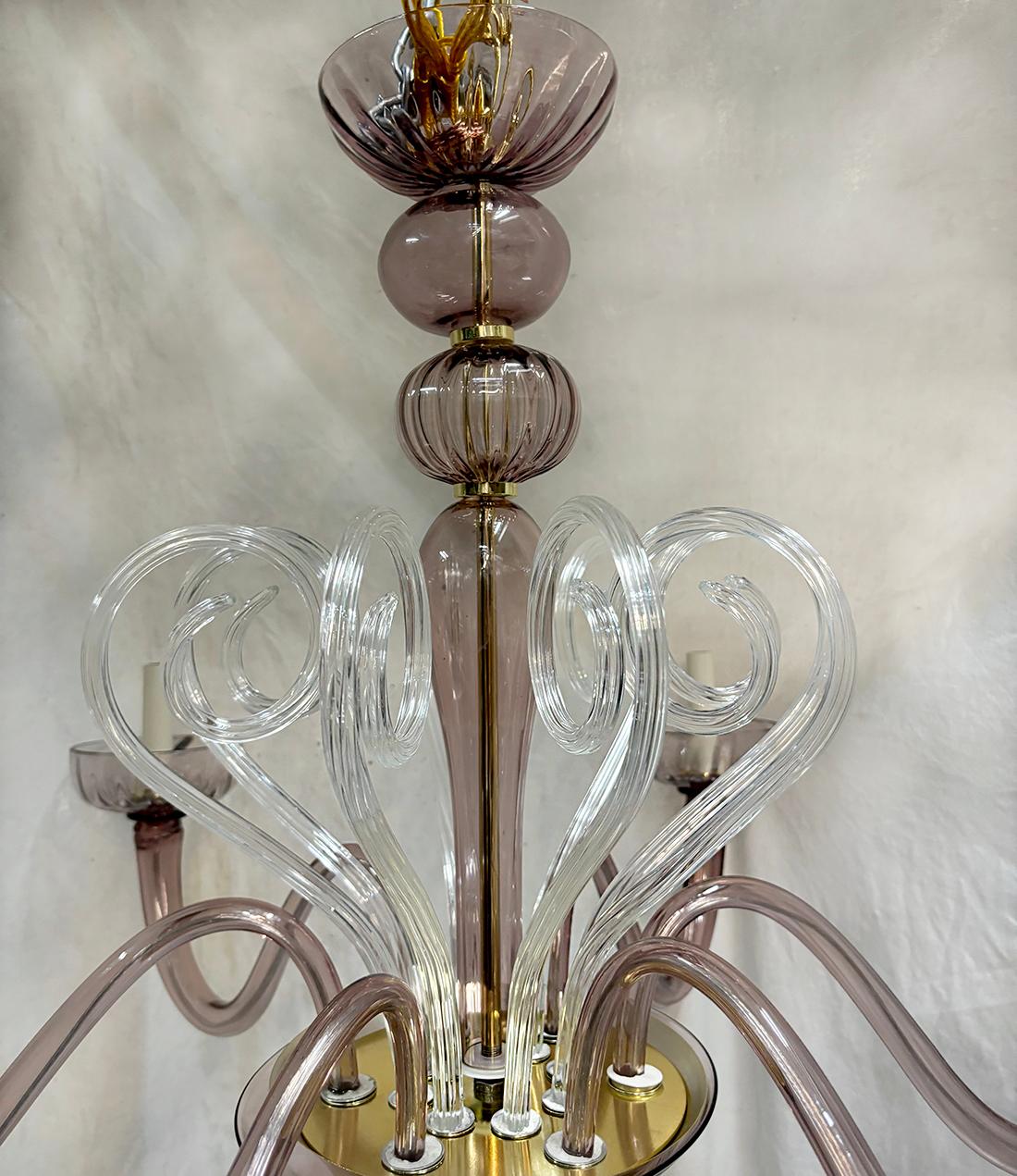 Ein italienischer Amethyst-Murano-Kronleuchter mit 6 Lichtern aus den 1960ern.

Abmessungen:
Fallhöhe: 26