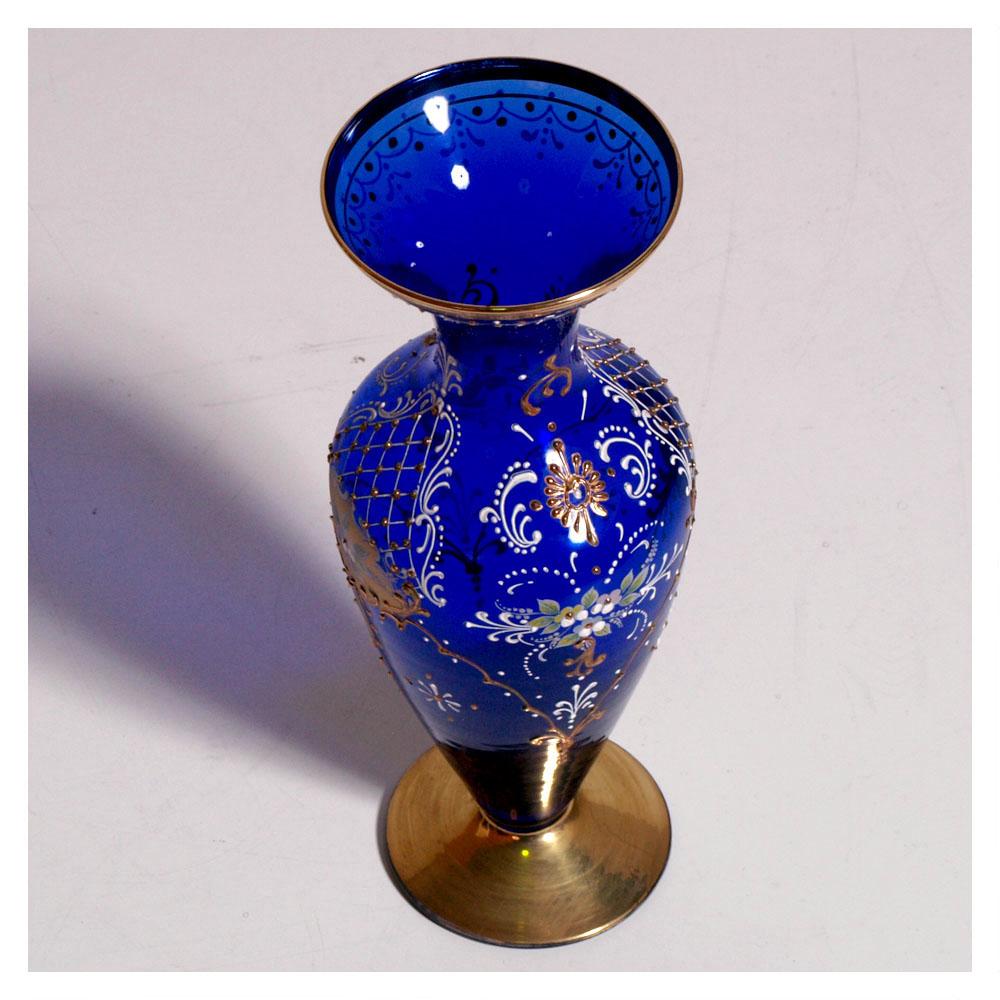 Bellissima anfora in vetro blu di Murano, decorata in oro zecchino, smalti policromi dipinti a mano, firmata murano 42.
Condizioni eccellenti.

Misura cm: Altezza 32, diametro 13. 

