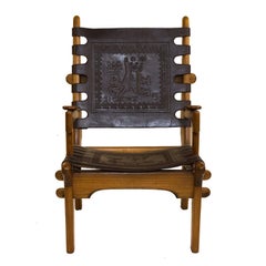 Chaise Angel Pazmino en cuir ouvragé du milieu du siècle dernier