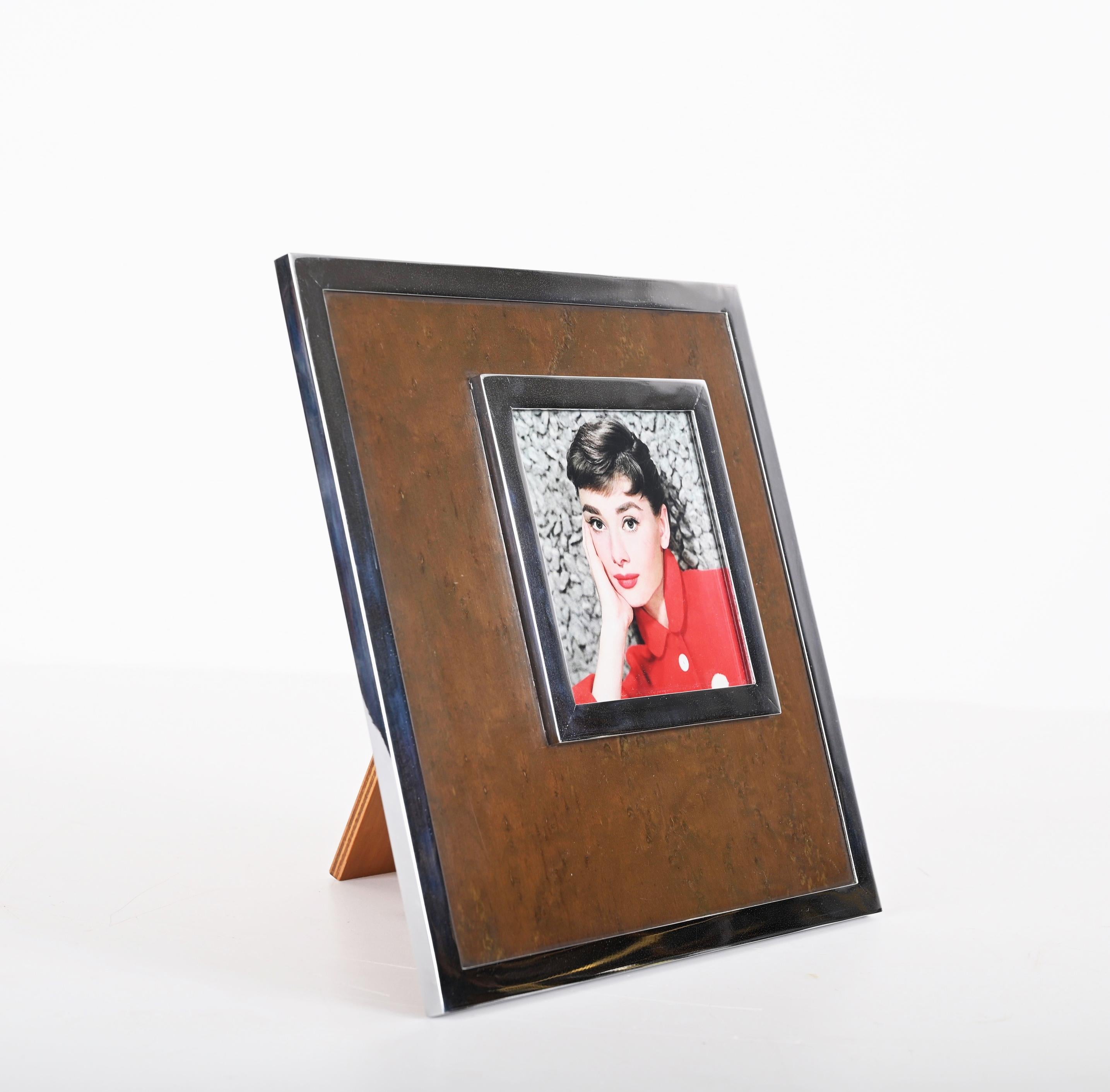 Amazing mid-century chromed brass and burl wood photo frame. Felice Antonio Botta designed this item in Florence, Italy, during the 1970s.

This amazing piece thanks to its unique straight-lined and asymmetrical composition filled with burl wood
