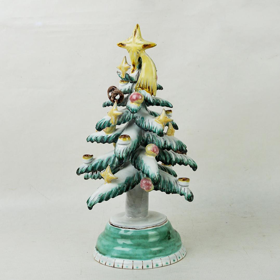 Este asombroso y raro árbol de Navidad austriaco de mediados de siglo fue diseñado por Leopold Anzengruber en 1948 y fabricado por Anzengruber Keramik Austria con detalles modelados a mano y candelabros en la década de 1950. ¡Esta Versión con pieza