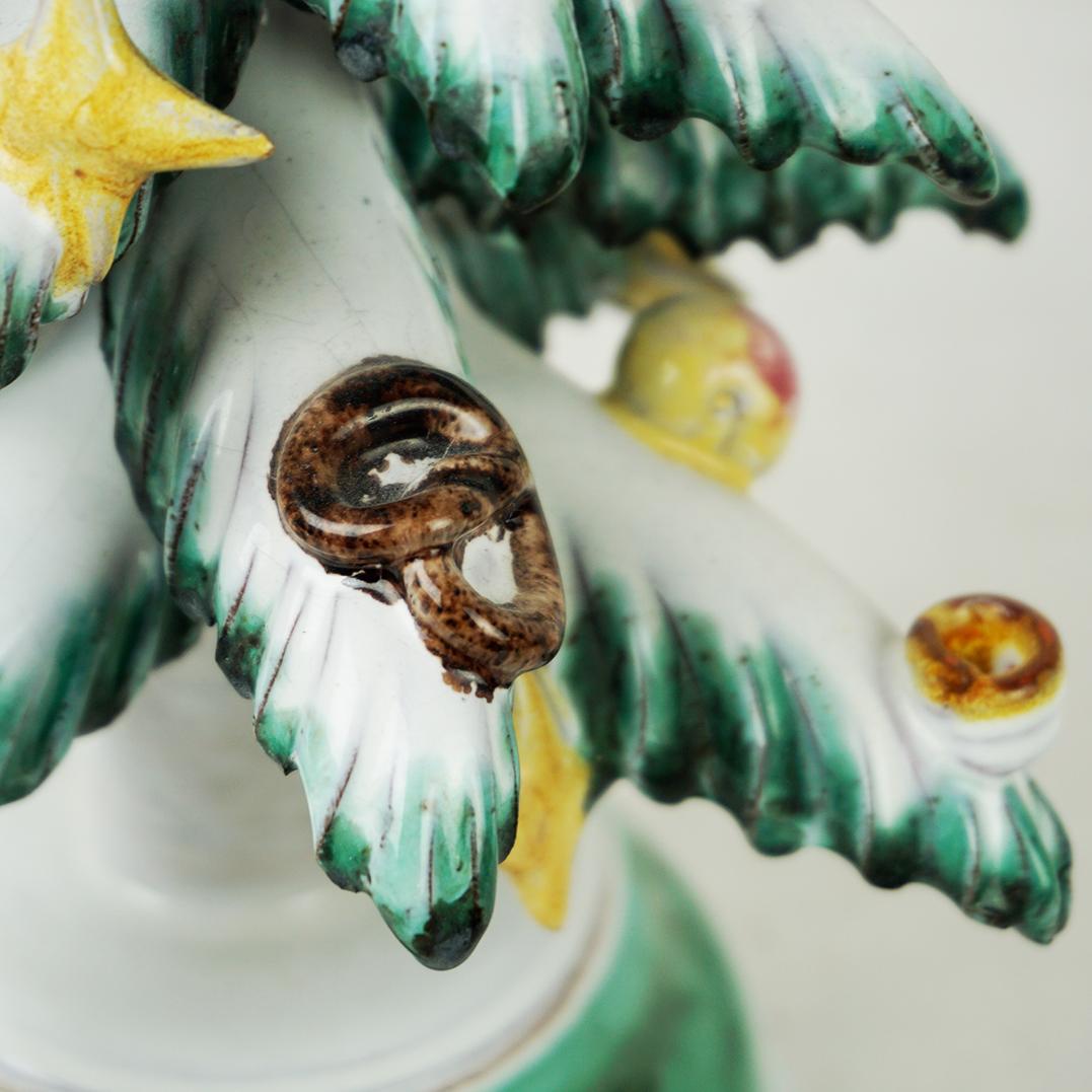 Árbol de Navidad de cerámica Anzengruber de mediados de siglo con muñeco Noche de Paz Austríaco en venta