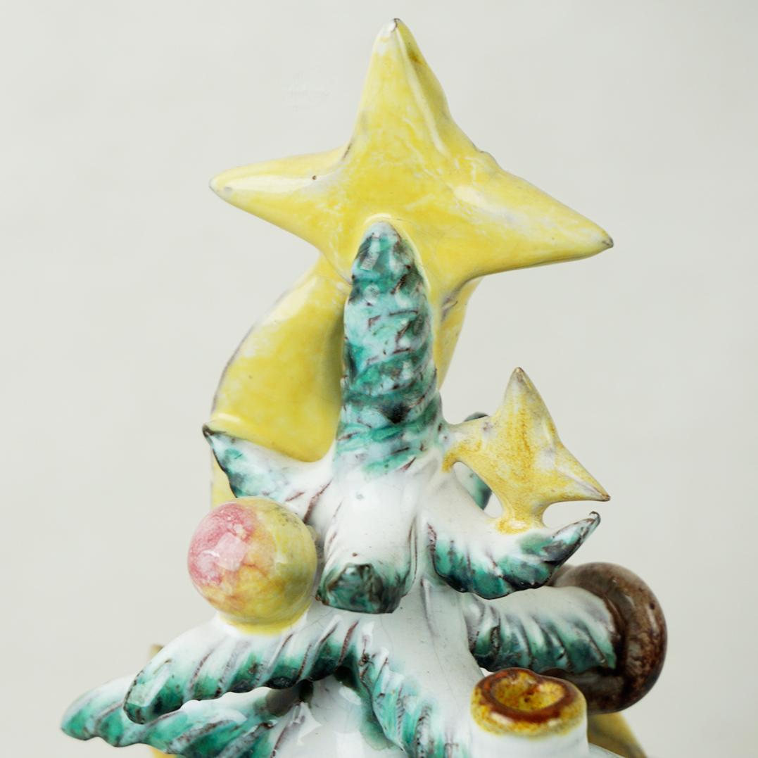 Árbol de Navidad de cerámica Anzengruber de mediados de siglo con muñeco Noche de Paz Glaseado en venta