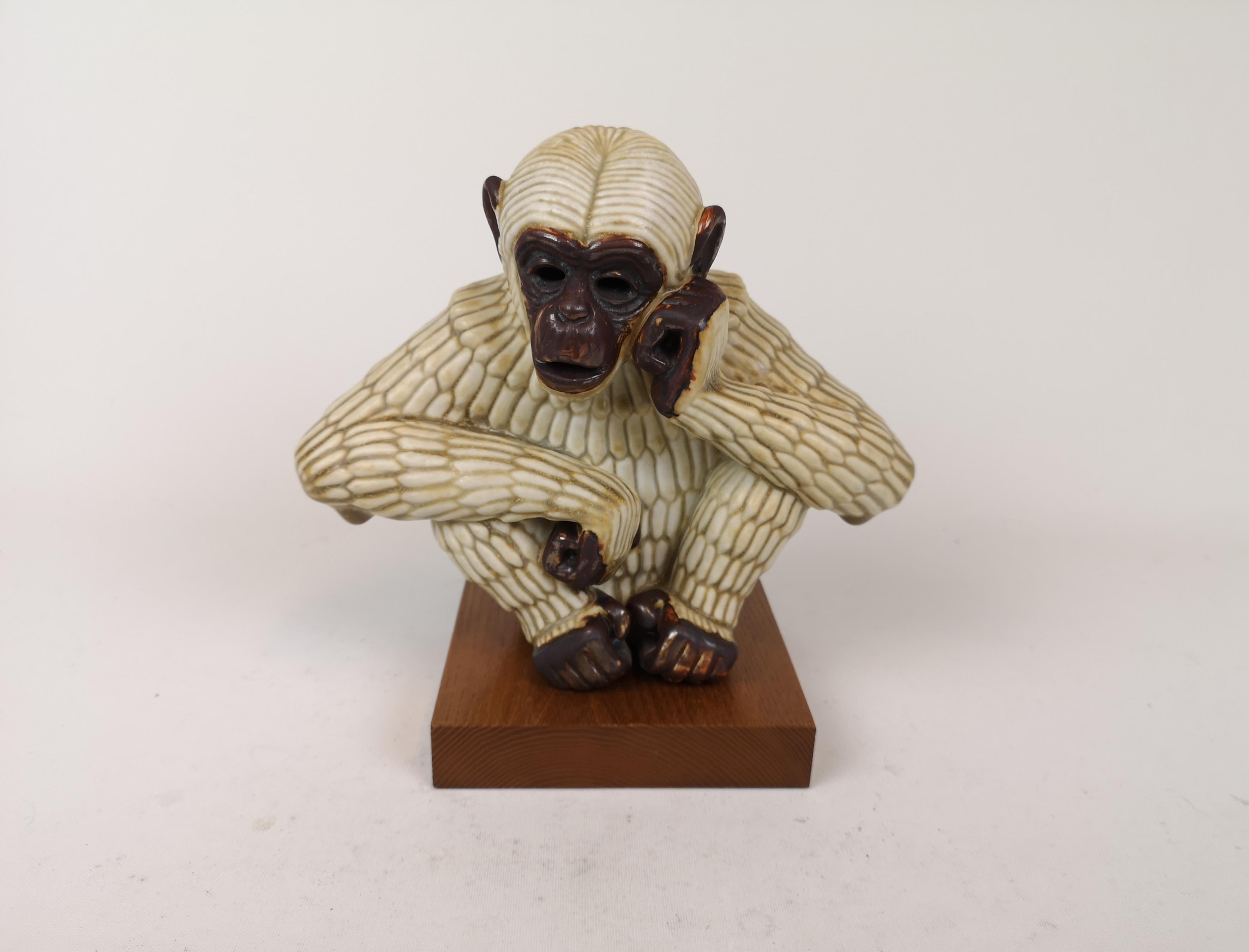 Fantastic sculpture of an ape from Rörstrand and maker/designer Gunnar Nylund. Made in Sweden in the midcentury. Beautiful glazed and in good condition. 

Measures: H 21 cm, W 21 cm, D 10 cm 

 