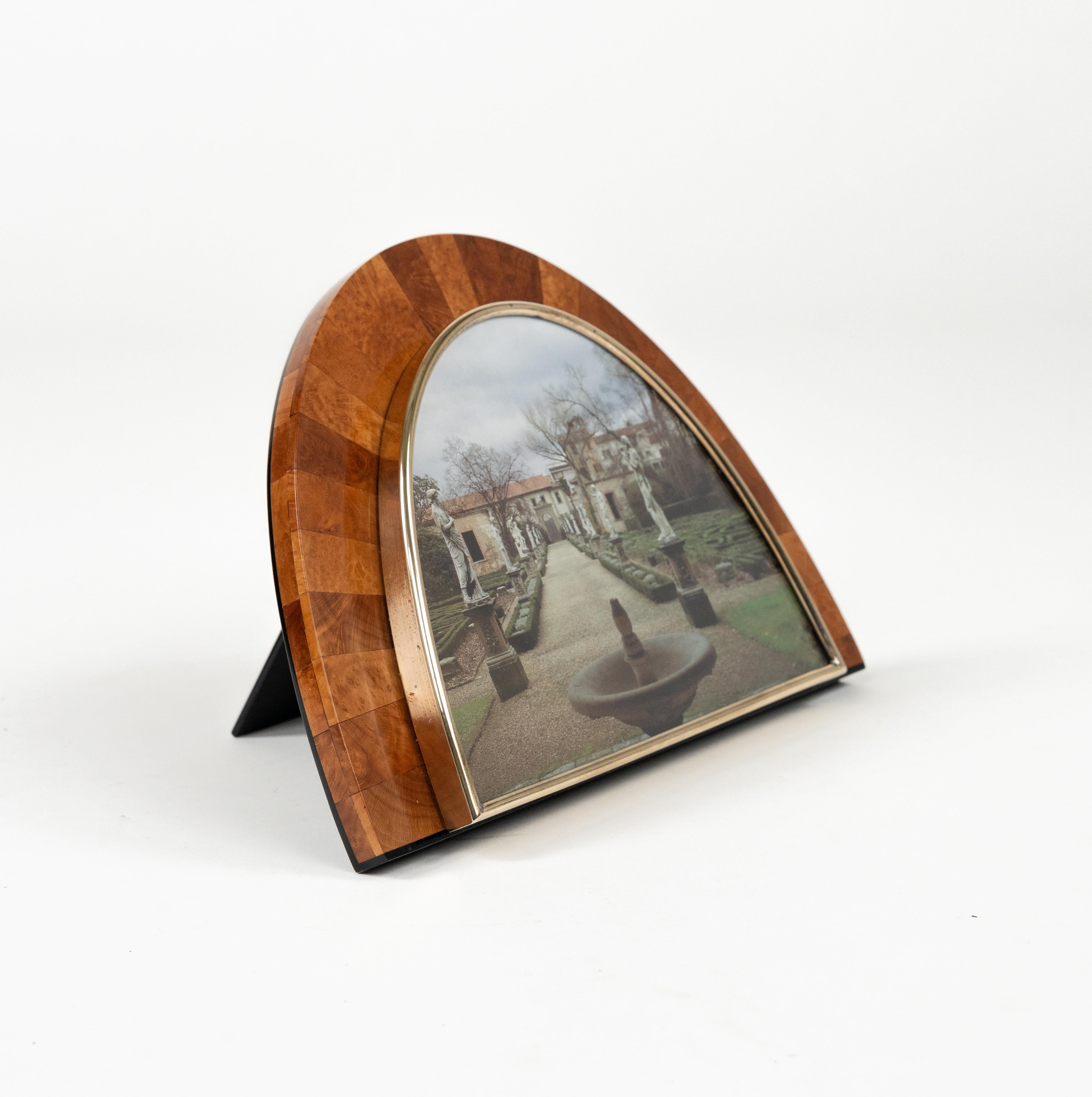 Precioso marco arqueado de mediados de siglo en madera, latón, cristal y acrílico.

Fabricado en Italia en la década de 1960.

Un objeto de escritorio perfecto o una idea de regalo.
