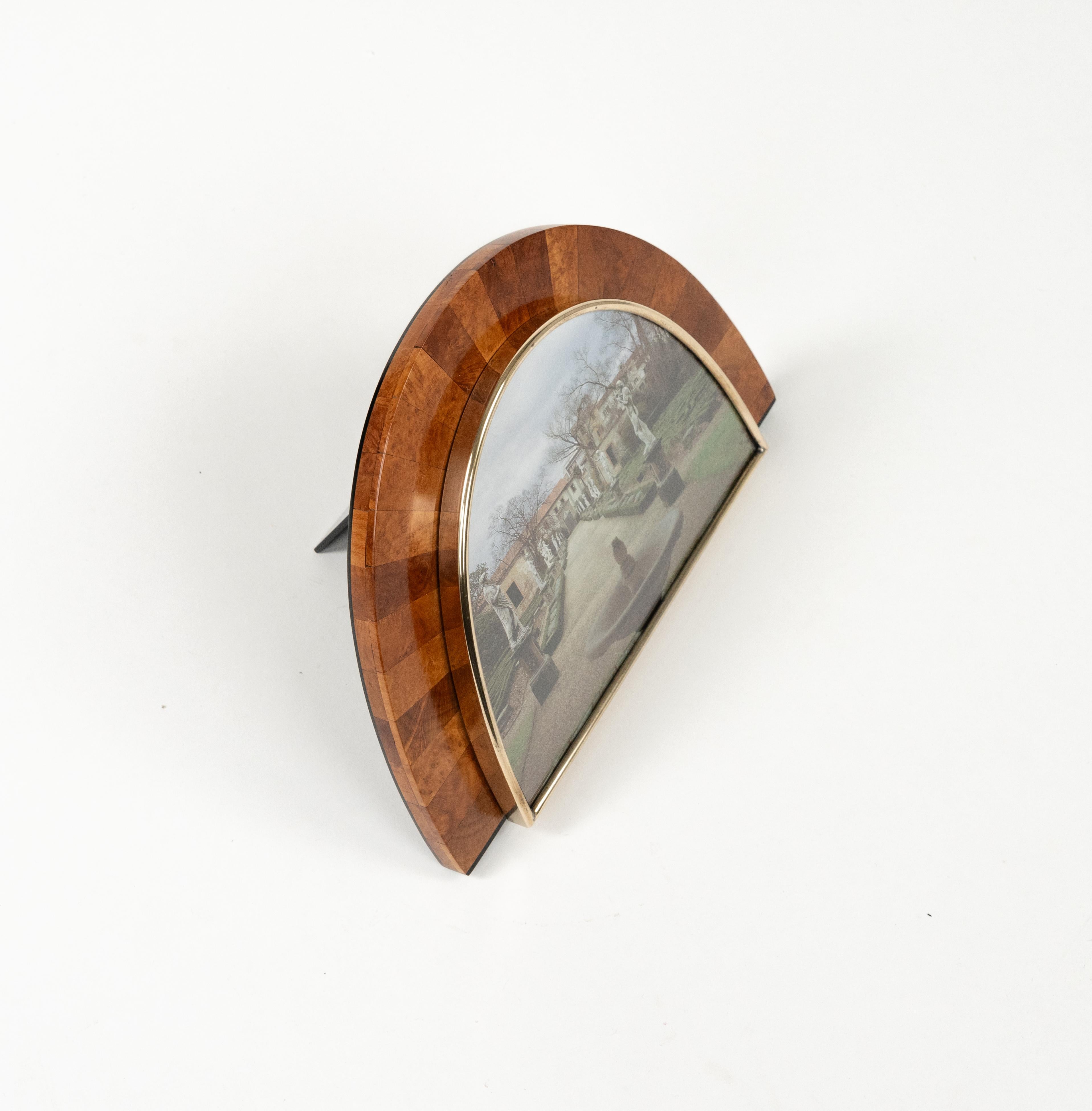 Marco arqueado de mediados de siglo en madera, latón y cristal, Italia Años 60 Italiano en venta