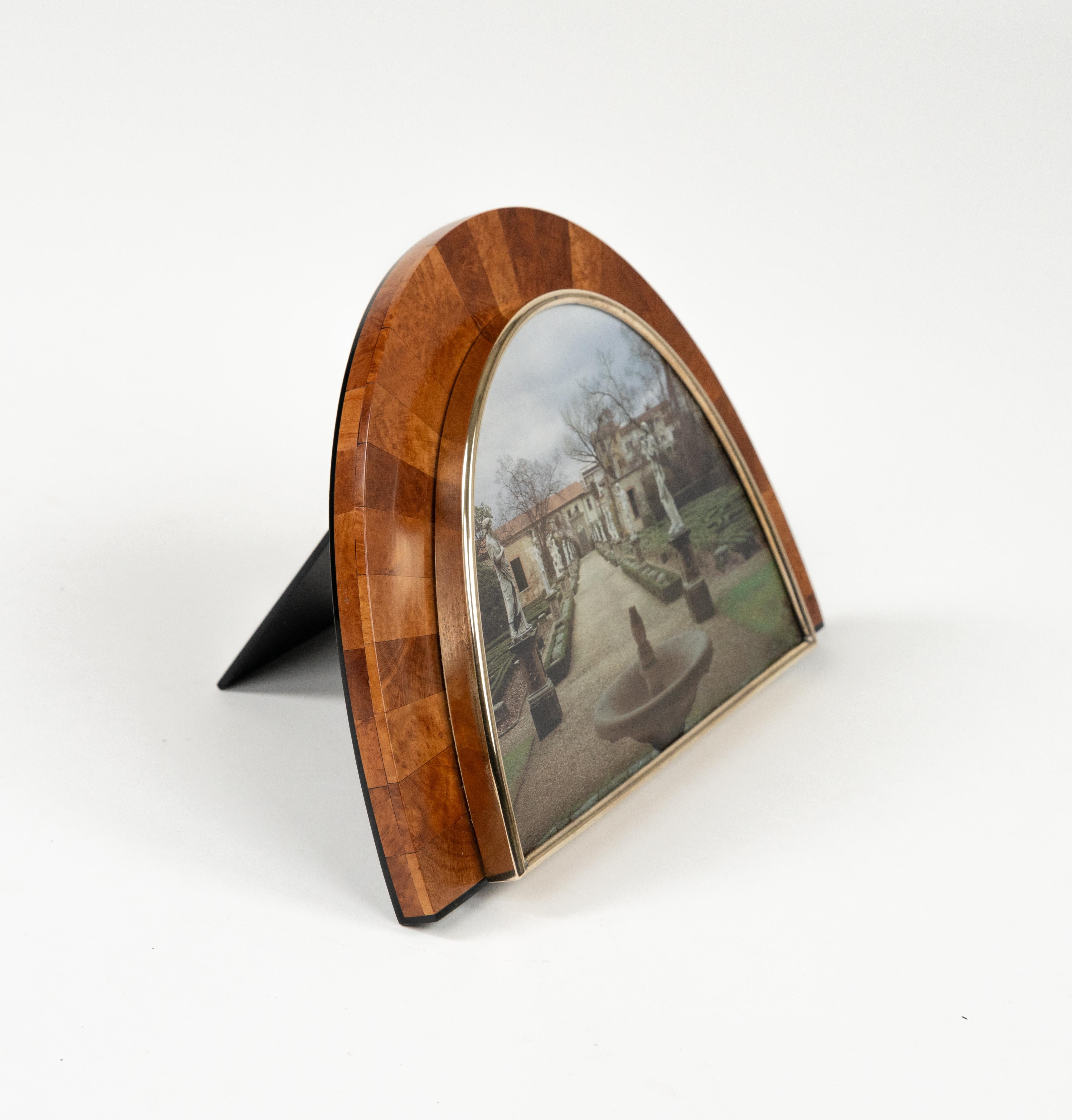Marco arqueado de mediados de siglo en madera, latón y cristal, Italia Años 60 en venta 2
