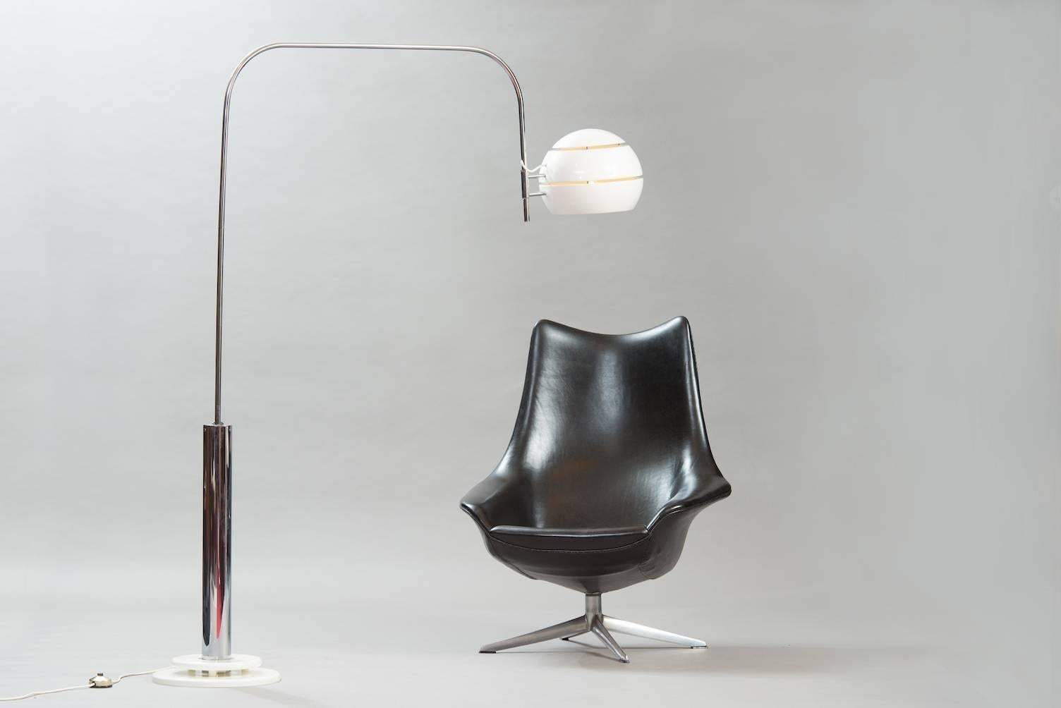 Arco floor lamp in chrome, white lacquered metal globe, and a white lacquered base, it rotates on itself and it’s adjustable in height.
Measure: H. 200 cm (max.), 78.74 in, arm length 135 cm – 53.14 in
D. 30 cm – 11.81 in (globe).