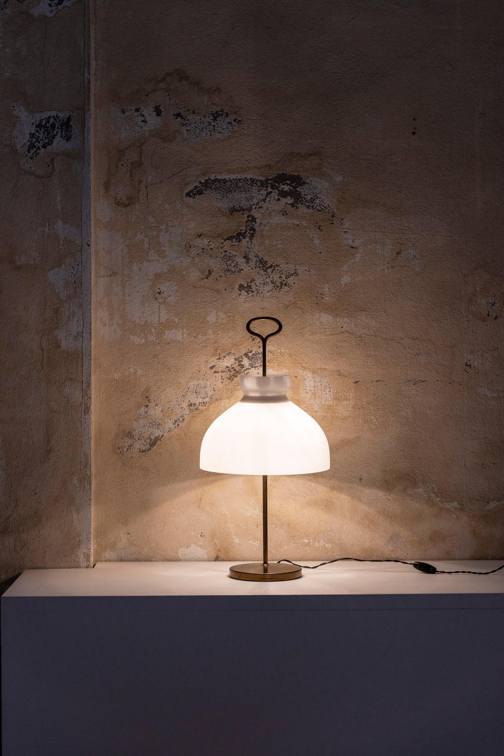 Iconic Arenzano table lamp by Ignazio Gardella for Azucena.
Original opaline glass lampshade mounted on golden brass structure with beautiful original patina, Italy 1956.