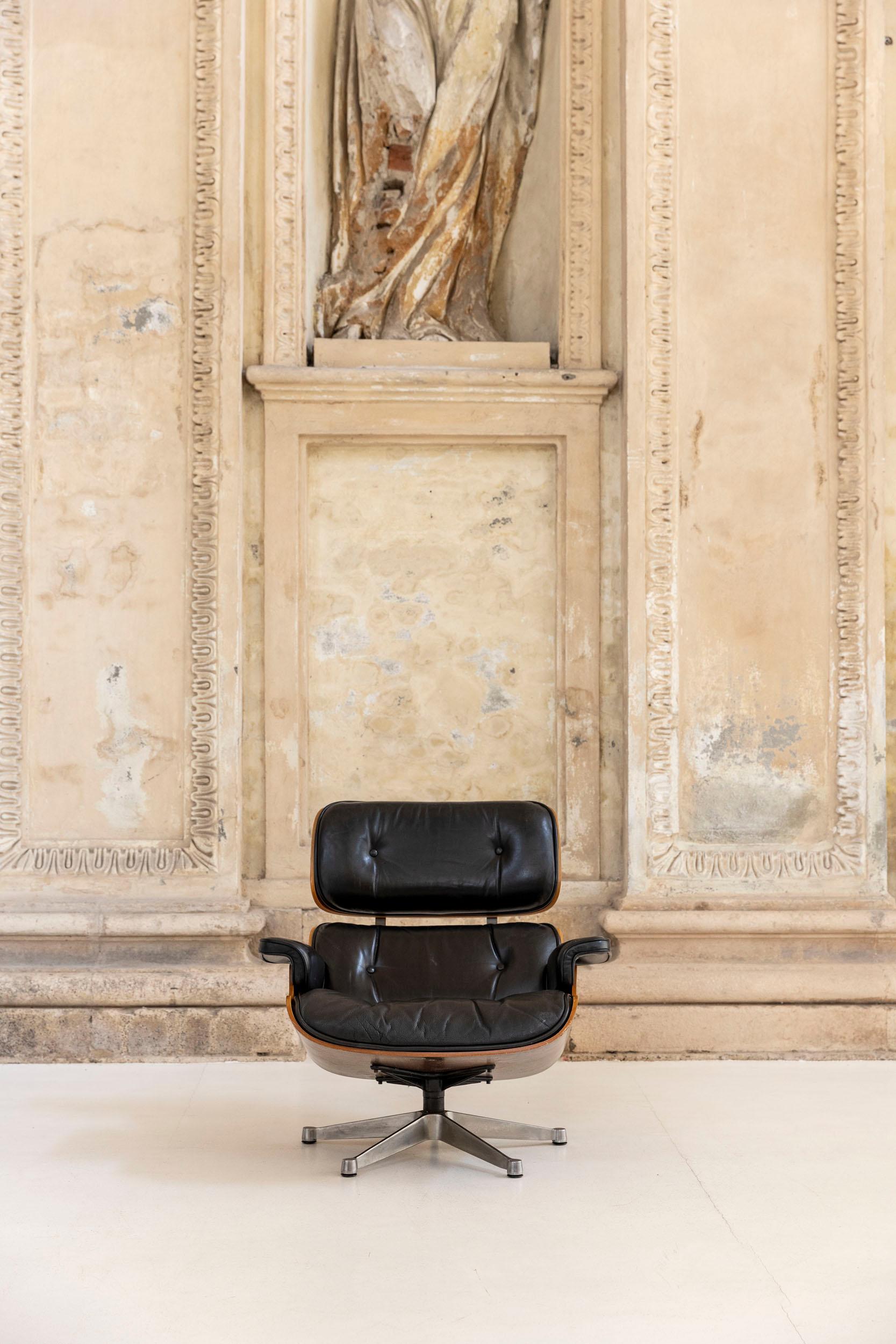 Midcentury armchair designed by Charles e Ray Eames for ICF de Padova.
Metal and wooden structure, original leather upholstery.
Perfect vintage condition.
Original label 
Italy 1960

Bib: Eames Design, The Work of the Office of Charles and Ray