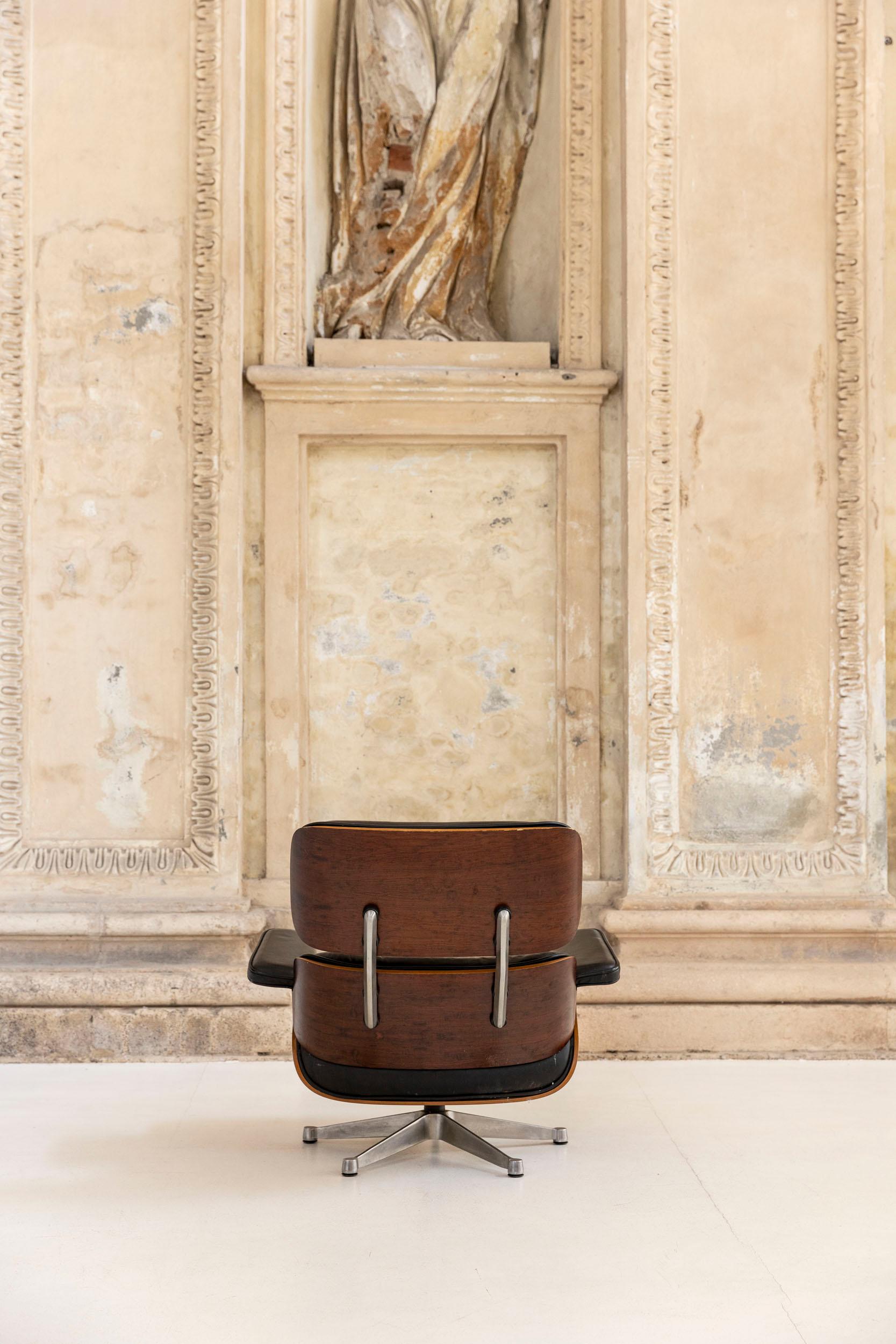 Leather Midcentury armchair by Charles e Ray Eames for ICF, Italy 1960 For Sale
