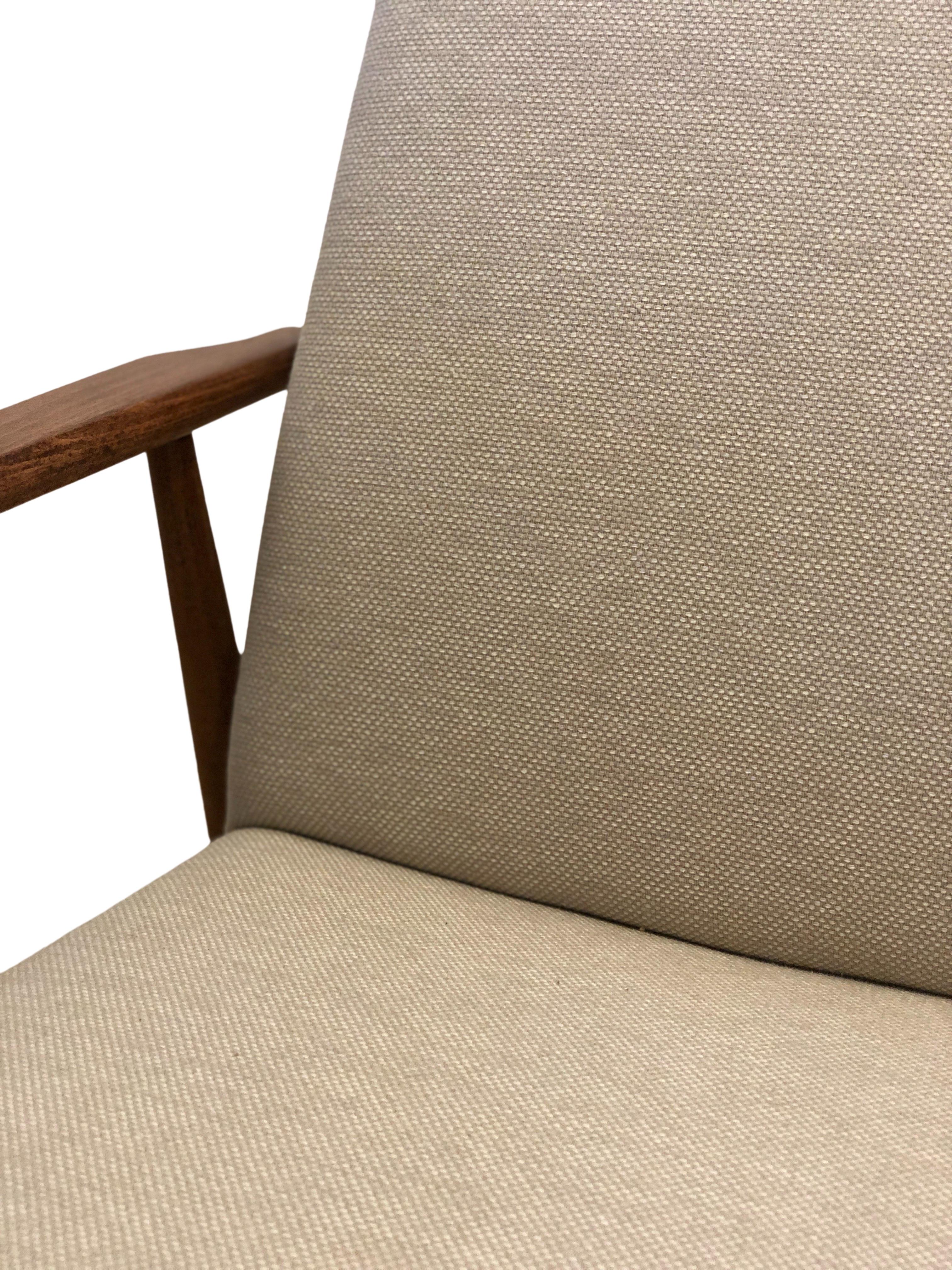 Midcentury Armchair by Henryk Lis in Beige Cotton Linen Upholstery, 1960s In Excellent Condition For Sale In WARSZAWA, 14