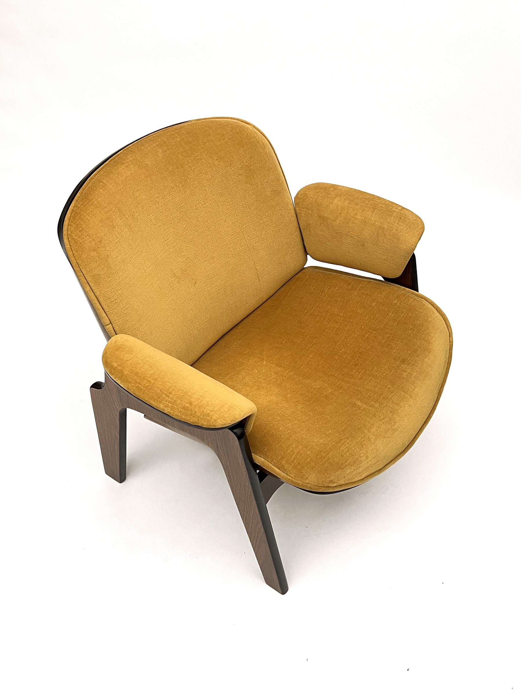 A 1960s armchair designed by Ico Parisi for MIM Roma, made of curved plywood and velvet.
The armchair is composed of two curved plywood shells with two shaped elements at the sides that form the armrests and legs.
MIM was one of the few furniture