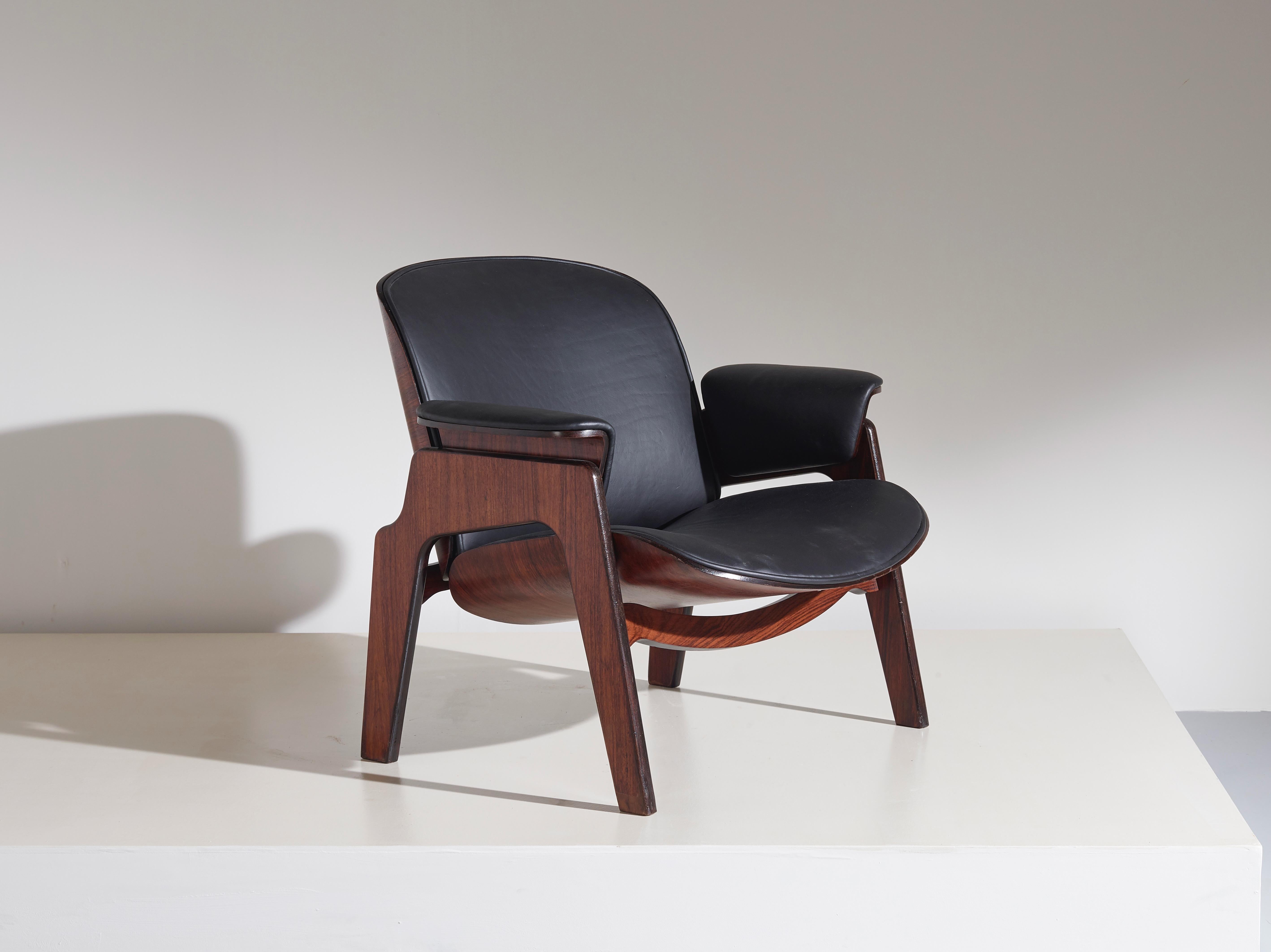 A beautiful armchair with rosewood veneered frame and new high quality leather upholstery designed by Ico Parisi and manufactured by MiM Roma in the ‘60s. Signed with applied manufacturer’s metal label to underside.

Dimensions: 77 x 85 x 74 cm
