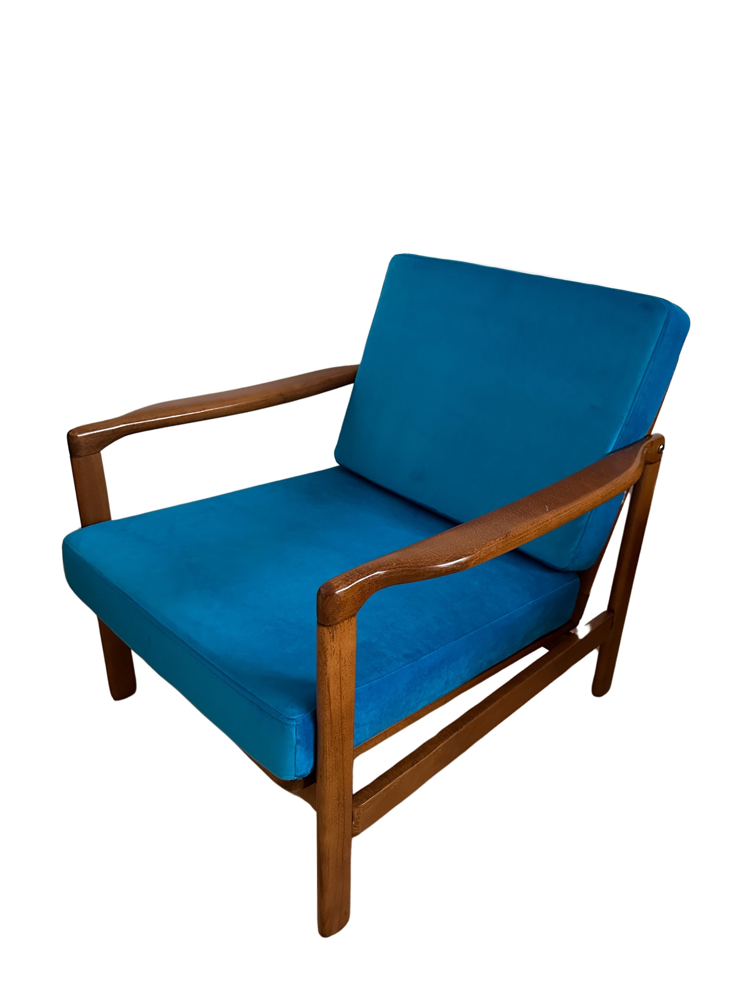 Very comfortable lounge chairs model B-7752, designed by Zenon Baczyk, has been manufactured by Swarzedzkie Fabryki Mebli in Poland in the 1960s. 

The structure is made of beech wood in deep honey brown color, finished with a semi matte varnish.