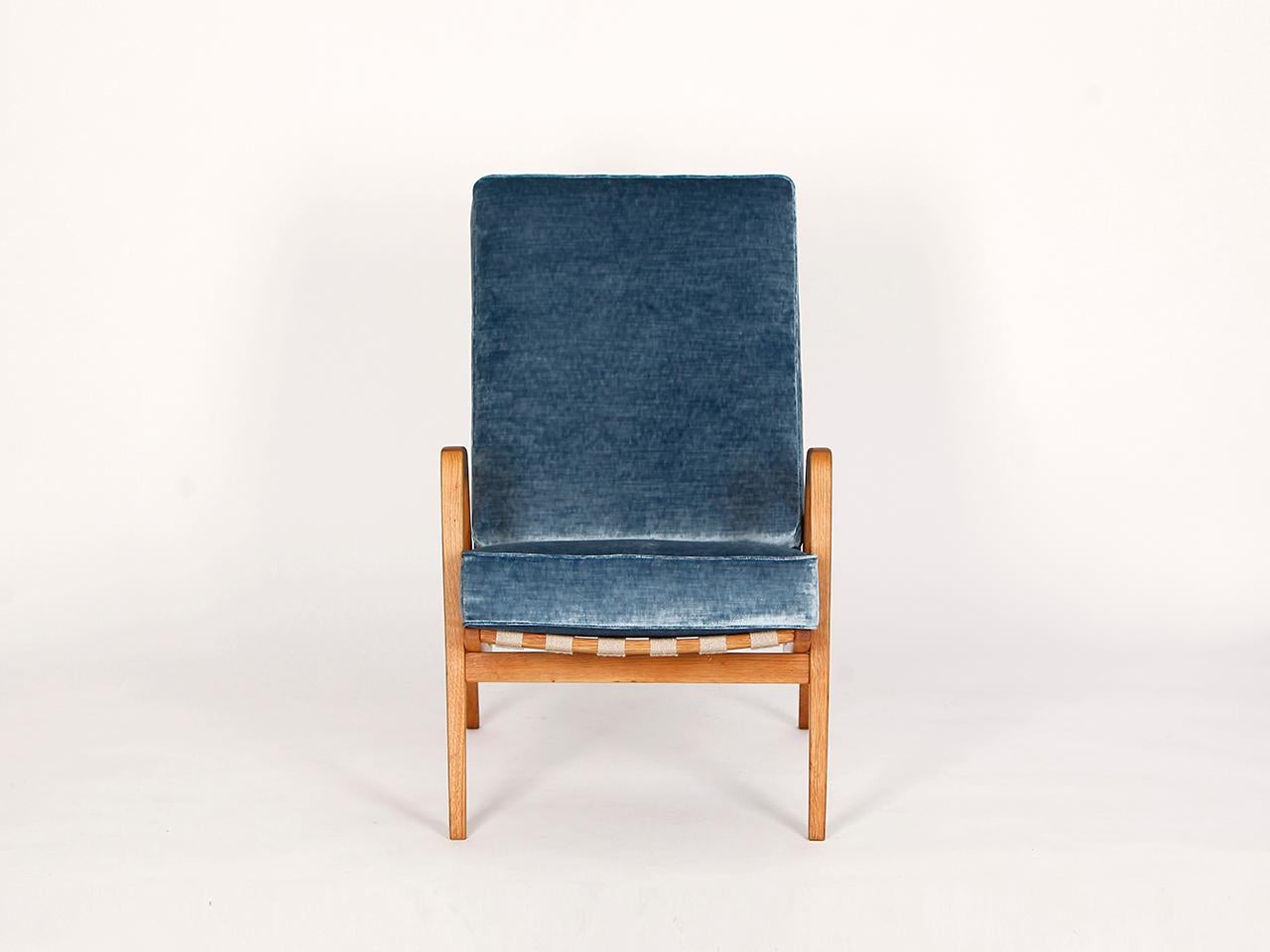 Dieser Sessel wurde in der ehemaligen Tschechoslowakei in den 1950er Jahren hergestellt. Die Hanfriemen wurden erneuert und die Holzteile neu lackiert. Die Kissen haben einen Kern aus Kokosfasern, der mit Schafwolle umwickelt ist. Sehr hochwertige