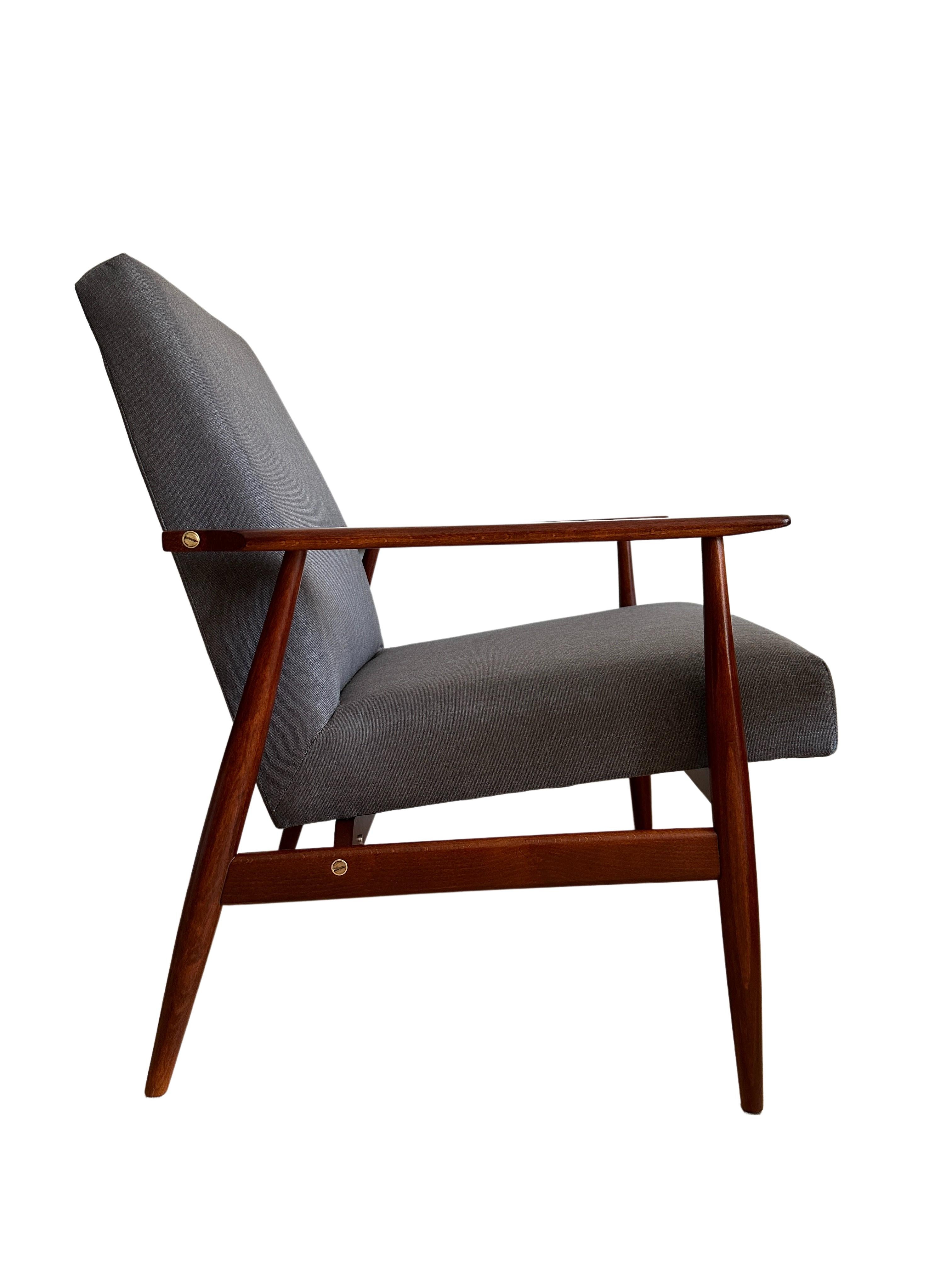 Sessel aus der Mitte des Jahrhunderts, entworfen von Henryk Lis in den 1960er Jahren. 

Die Struktur besteht aus Buchenholz in einer warmen Farbe, die mit einem halbmatten, satinierten Lack überzogen ist. Der Bezug ist ein schwerer, hochwertiger
