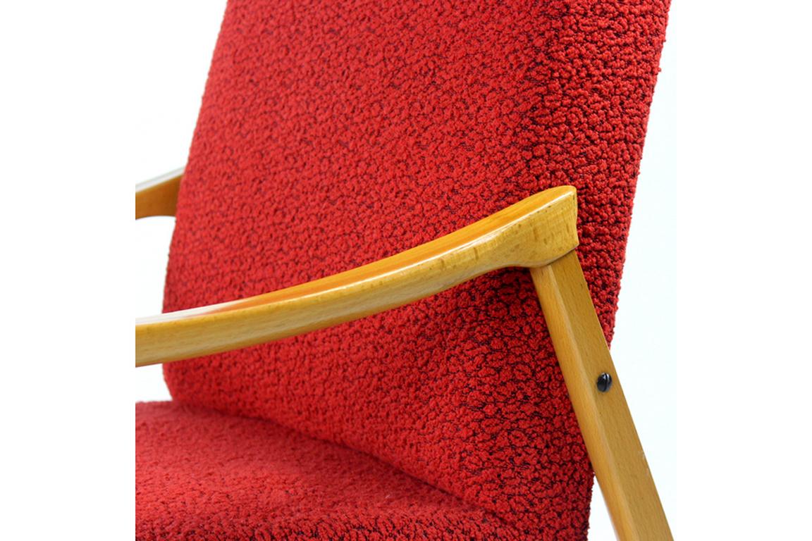 Midcentury Armchair In Light Beech & Red Fabric By Interier Praha In Excellent Condition For Sale In Zohor, SK