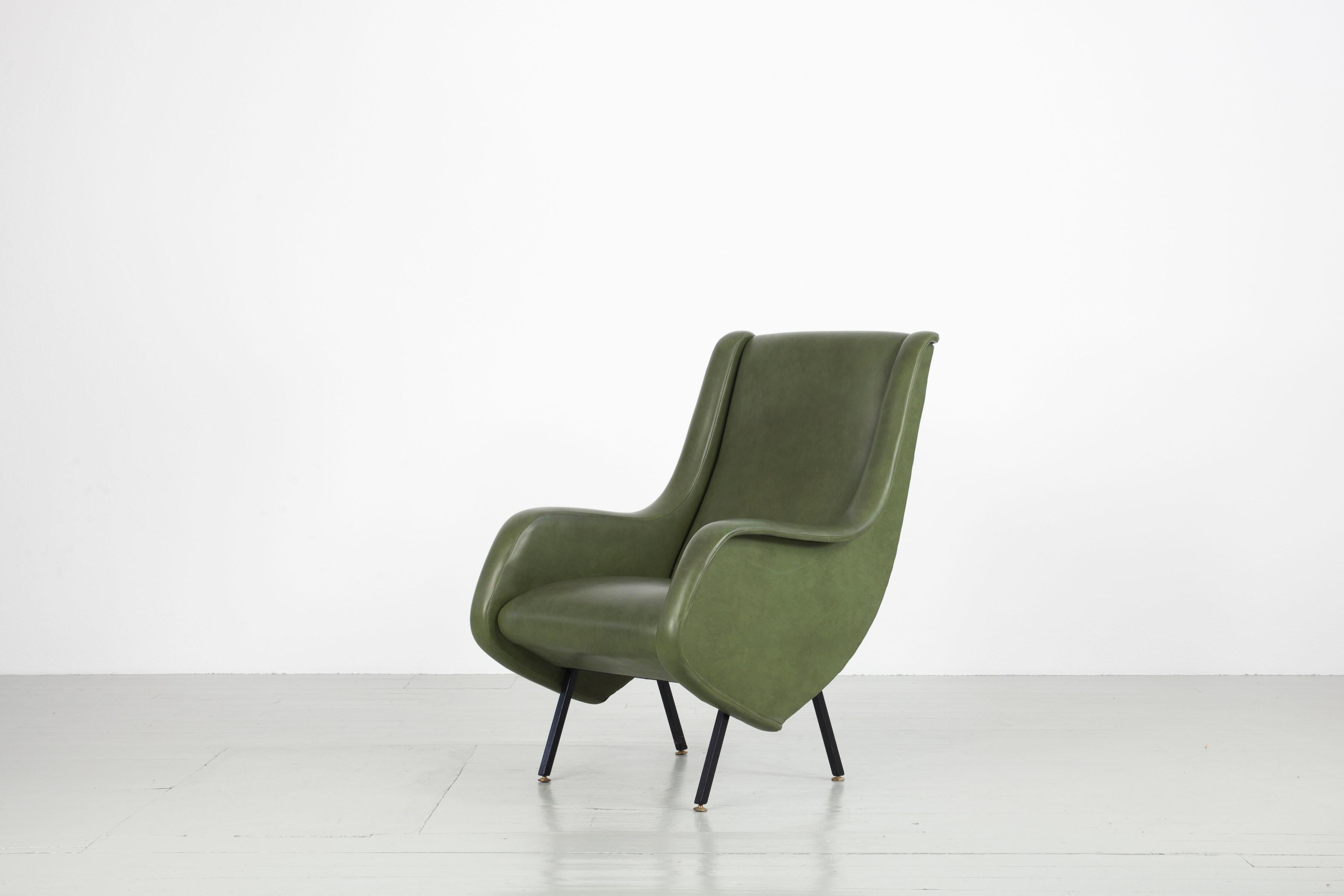 Fauteuil du milieu du siècle en simili-cuir vert d'origine, années 1950 en vente 2