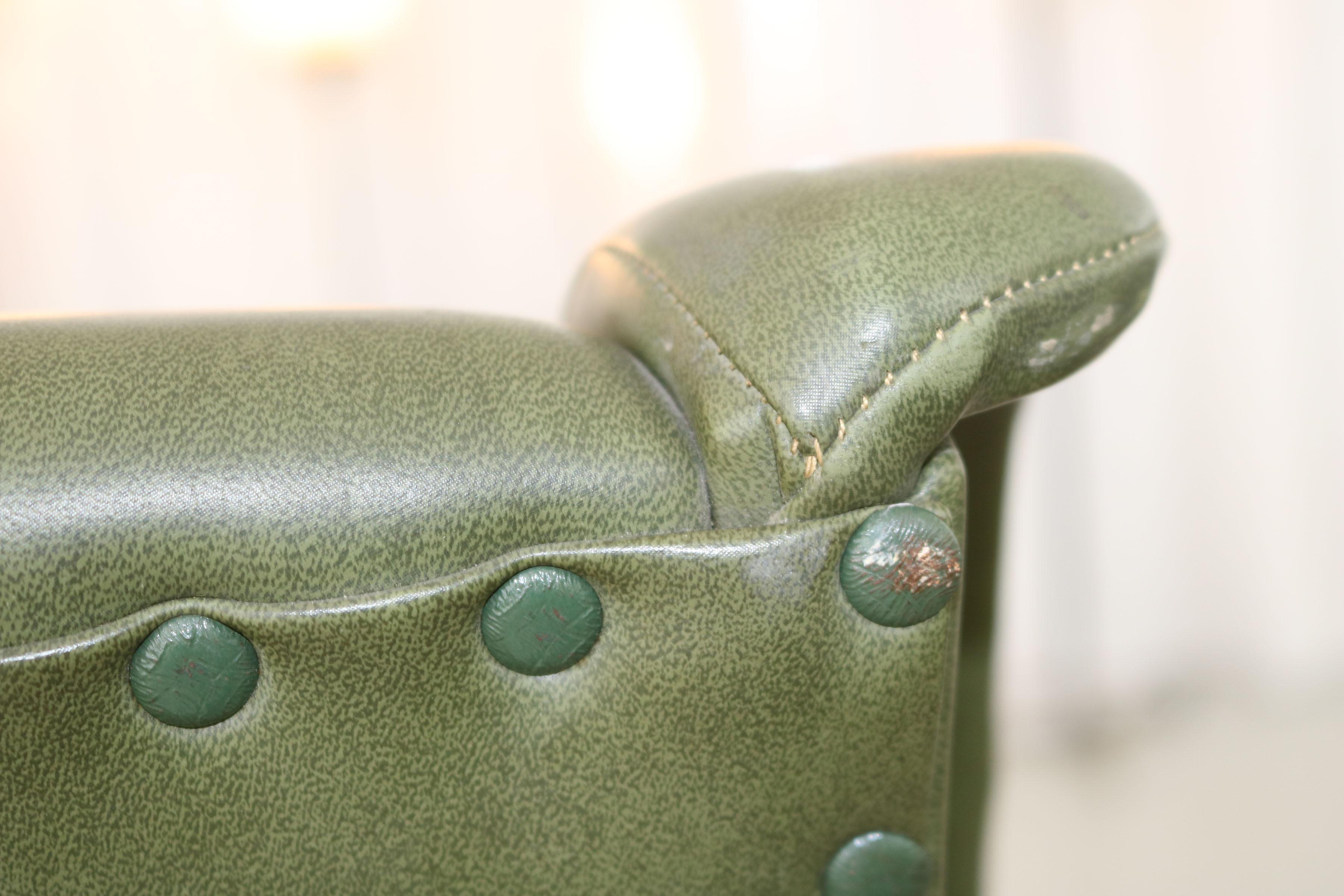 Fauteuil du milieu du siècle en simili-cuir vert d'origine, années 1950 en vente 6