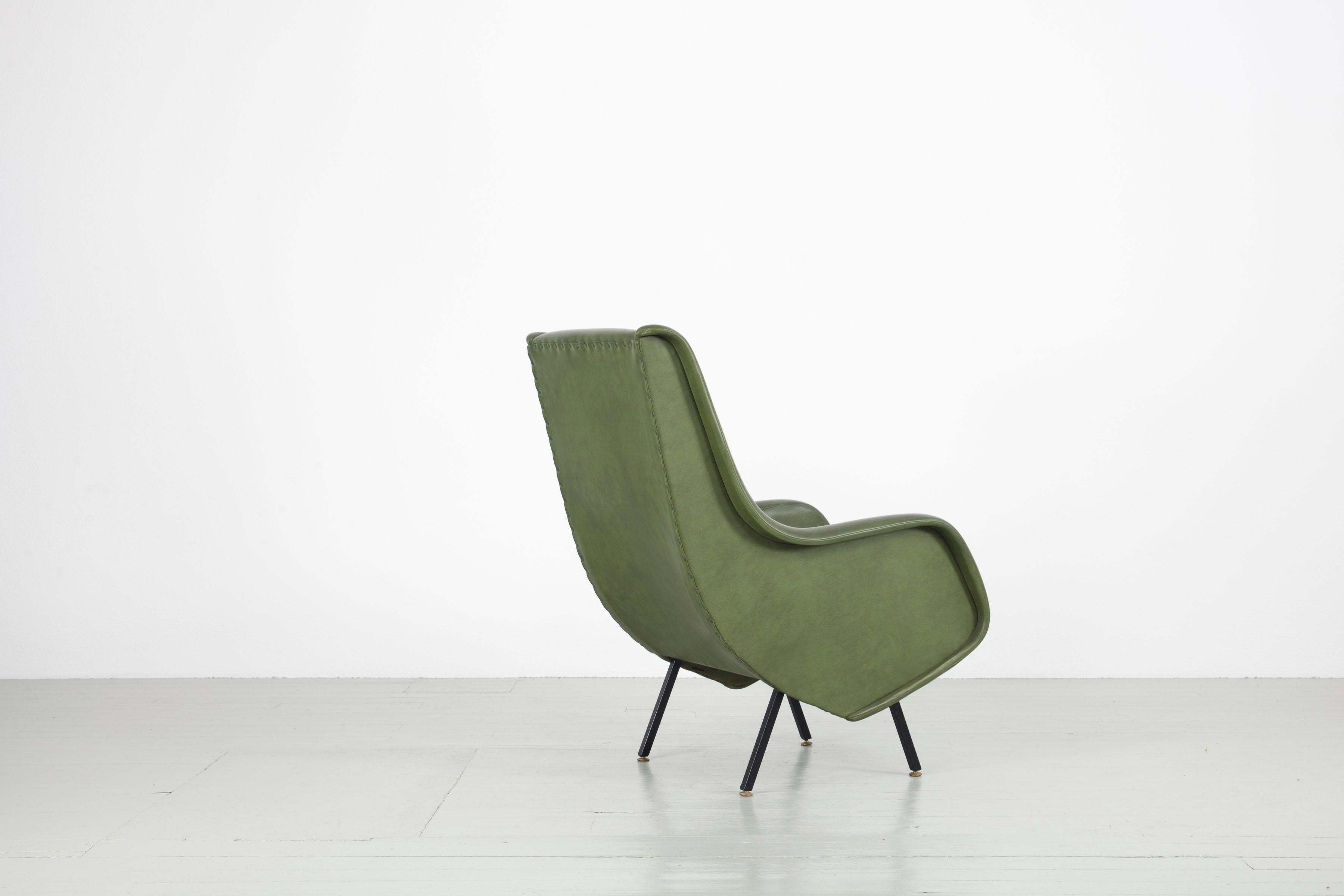 Noirci Fauteuil du milieu du siècle en simili-cuir vert d'origine, années 1950 en vente