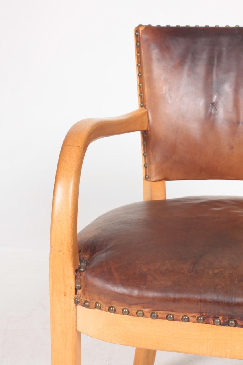 Scandinavian Modern Midcentury Armchair in Patinated Leather by Fritz Hansen, Danish Design, 1940s