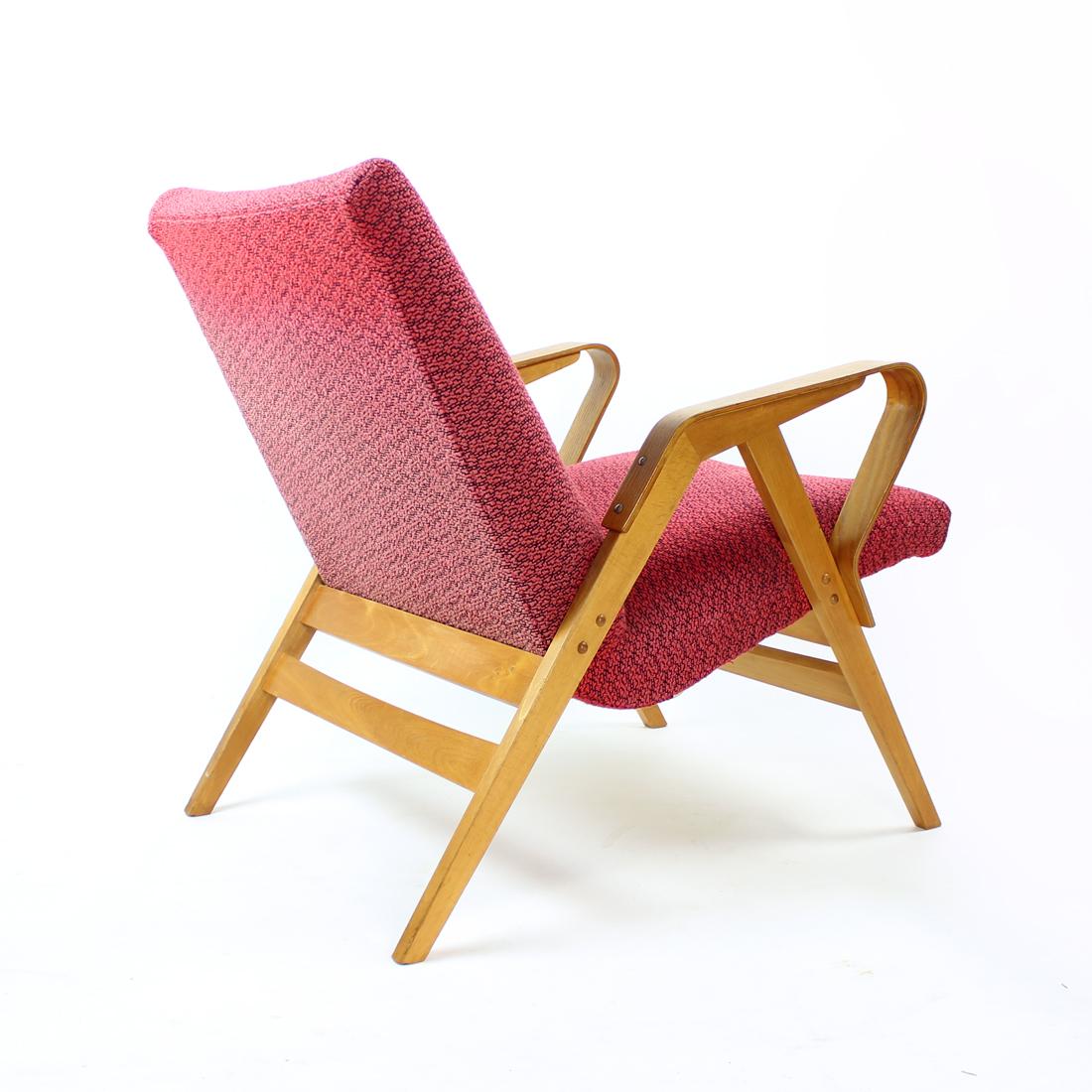 Midcentury Armchair in Pink Fabric & Oak by Tatra, Czechoslovakia, 1960s For Sale 6