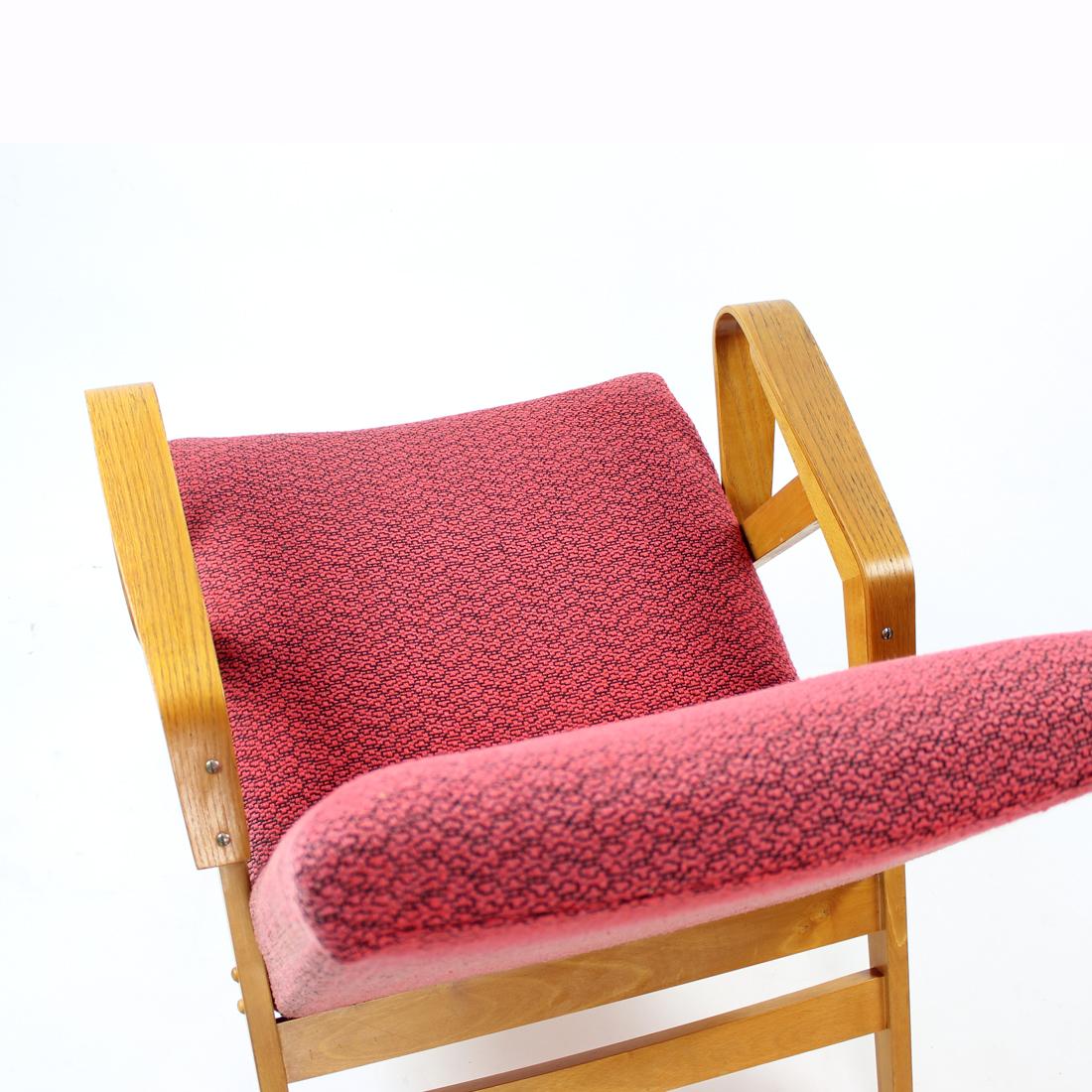 Midcentury Armchair in Pink Fabric & Oak by Tatra, Czechoslovakia, 1960s For Sale 10