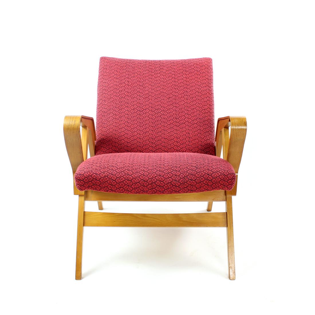 Midcentury Armchair in Pink Fabric & Oak by Tatra, Czechoslovakia, 1960s For Sale 1
