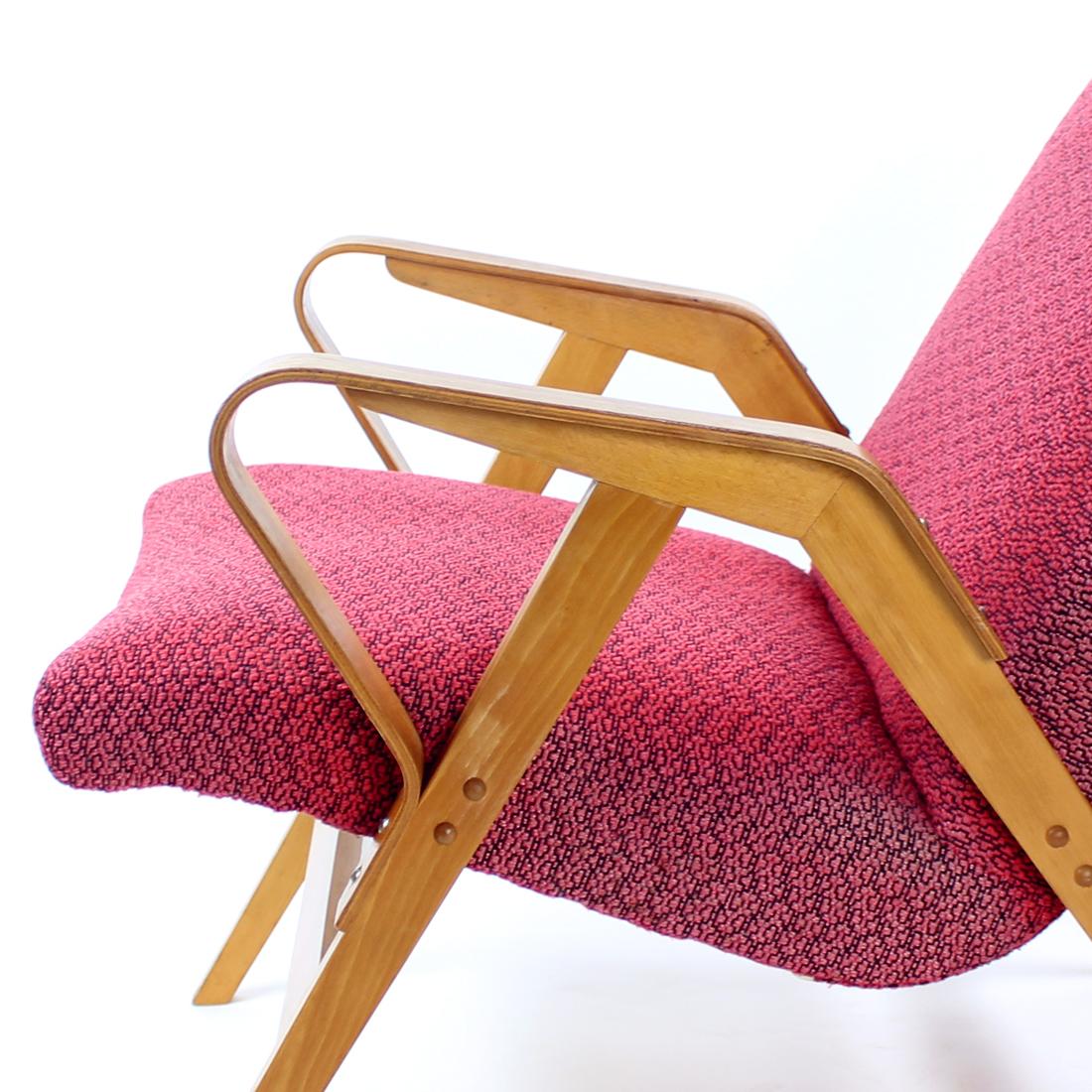 Midcentury Armchair in Pink Fabric & Oak by Tatra, Czechoslovakia, 1960s For Sale 3